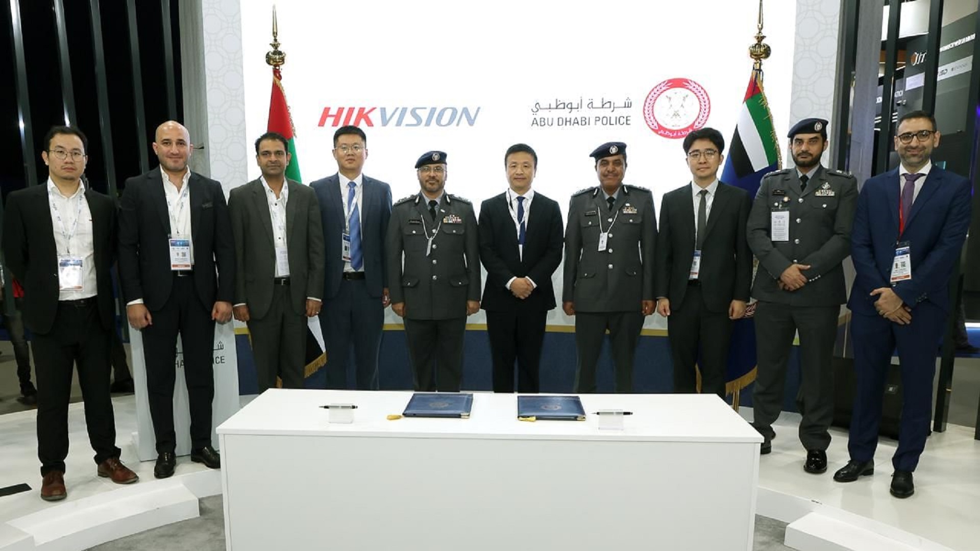 صورة بعنوان: شرطة أبوظبي توقع تفاهماً مع "هك فيجين" خلال آيسنار أبوظبي 2024 