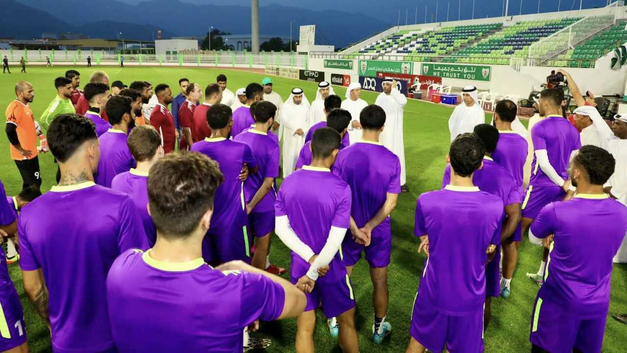 صورة بعنوان: عيسى هلال يلتقي لاعبي الفريق الأول لكرة القدم بنادي دبا الحصن 