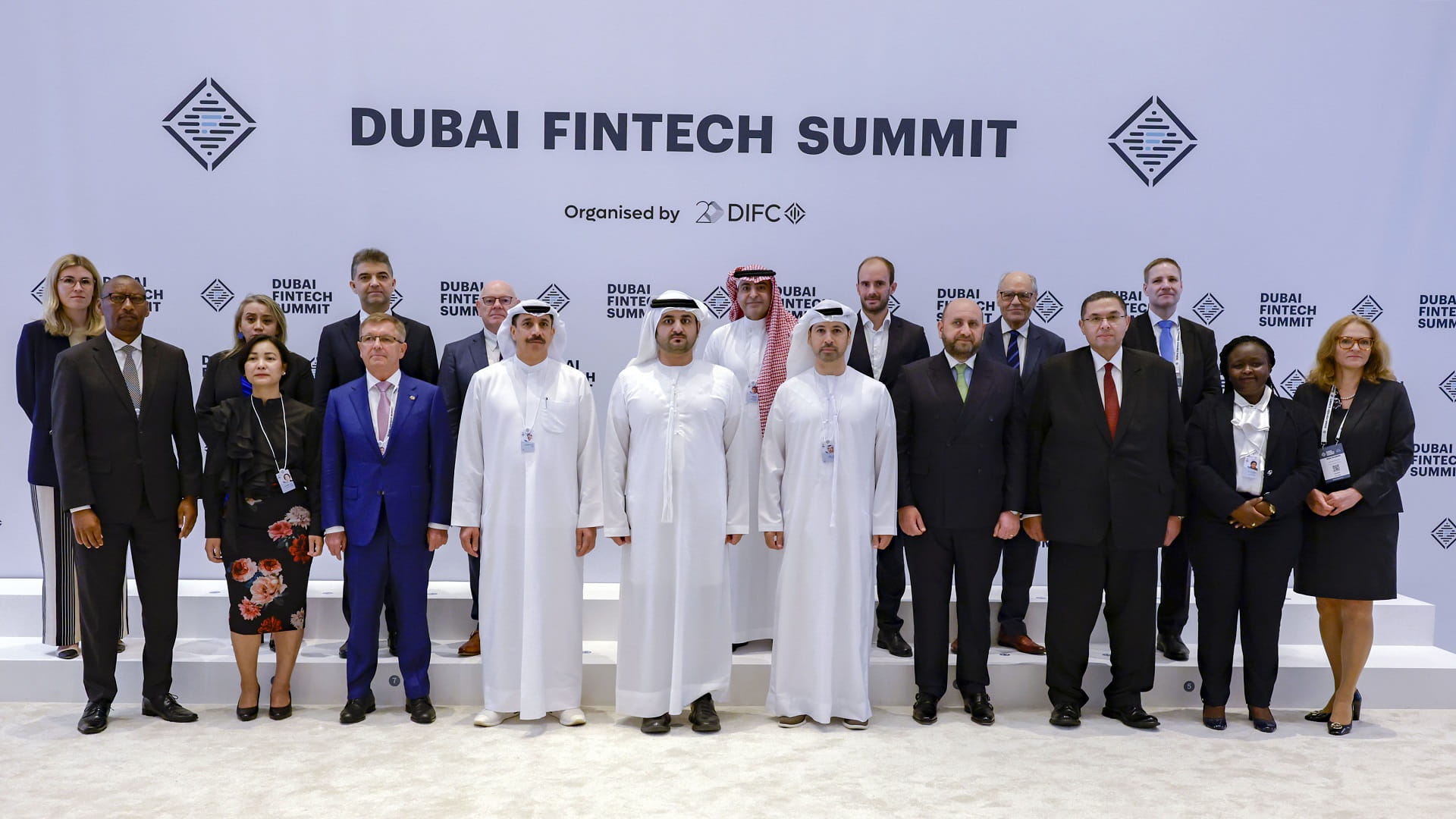 صورة بعنوان: مكتوم بن محمد يلتقي قيادات عالمية وصناع قرار في الخدمات المالية 