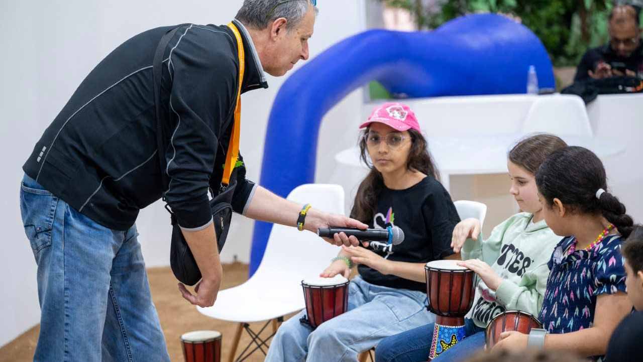 صورة بعنوان: في "الشارقة القرائي".. الأطفال يصنعون أجواء مرحة بإيقاعات إفريقية 