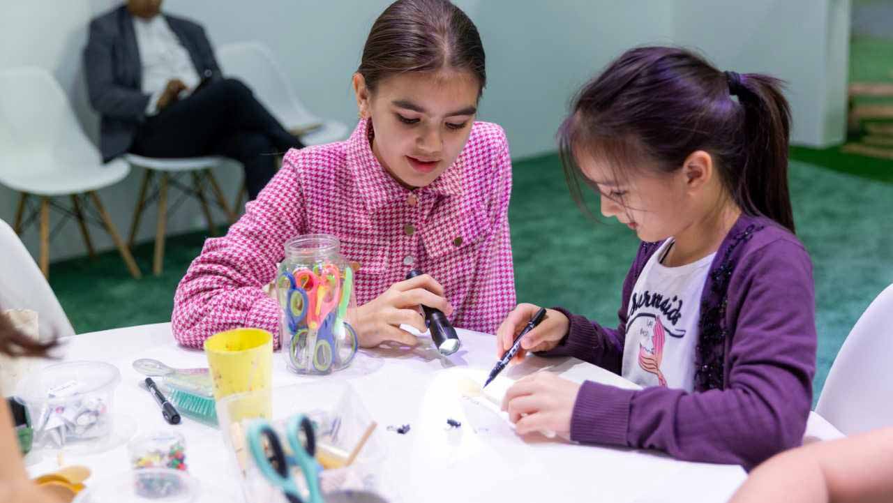 صورة بعنوان: "الرسم بالظلال" يمنح أطفال"الشارقة القرائي" فرصة لتخيل أبطال قصصهم 