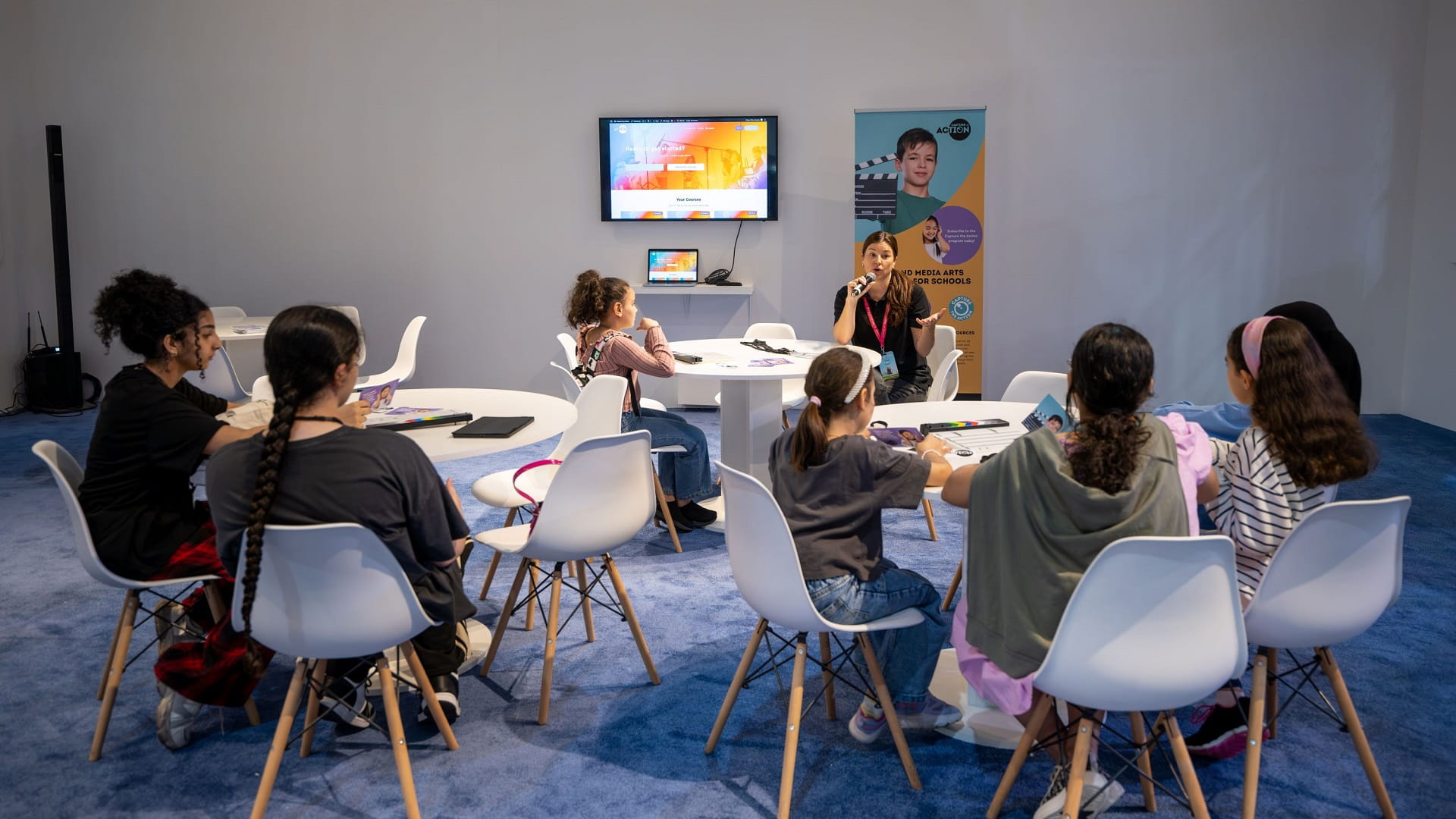 صورة بعنوان: صغار مهرجان الشارقة القرائي للطفل يتعلمون تقنيات صناعة السينما  