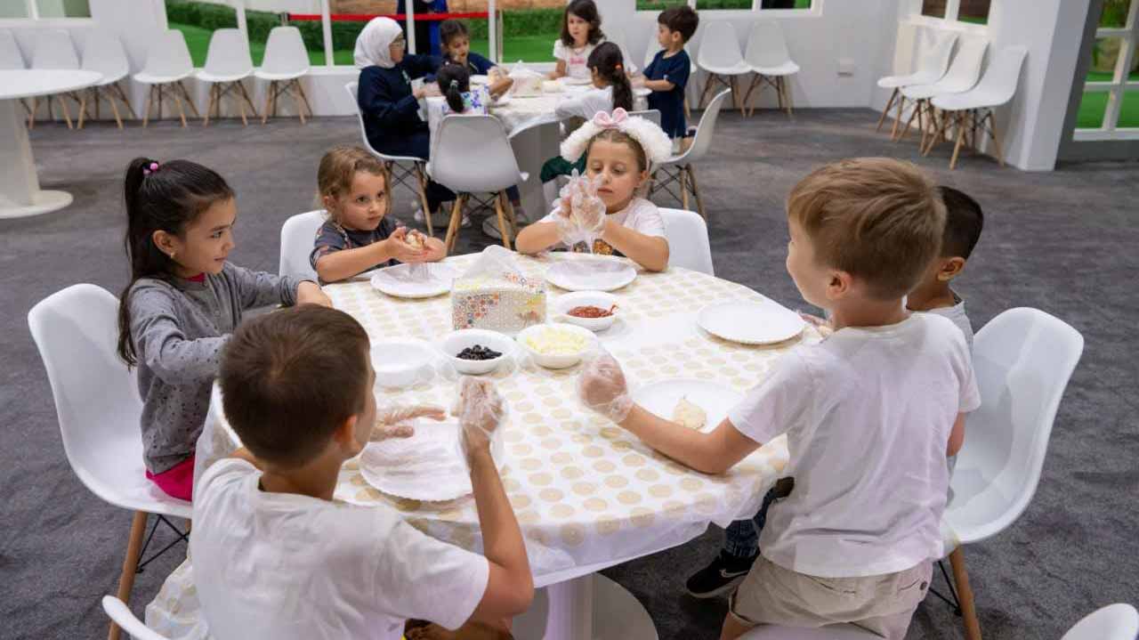 صورة بعنوان: رحلة شهية إلى عالم المعجنات في "الشارقة القرائي للطفل 2024" 