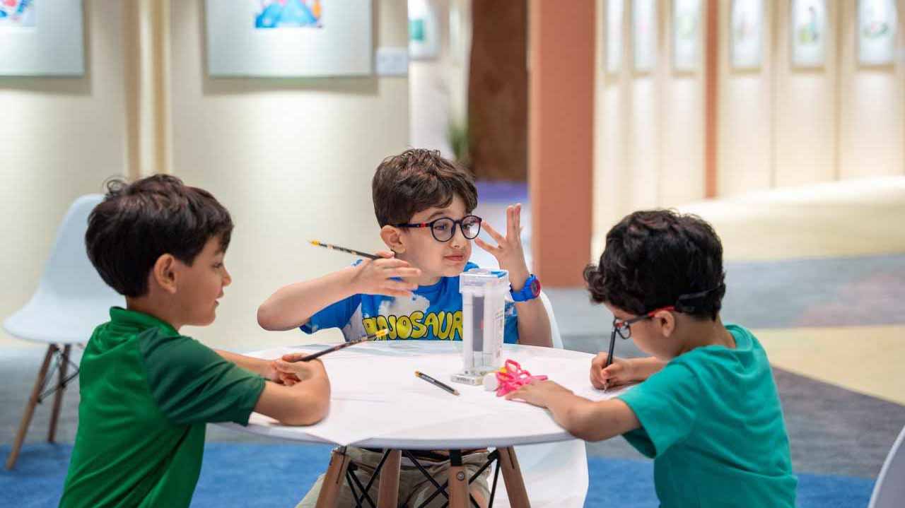 صورة بعنوان: أطفال "الشارقة القرائي 2024" يصنعون أعمالاً فنية بتقنية "الكولاج" 