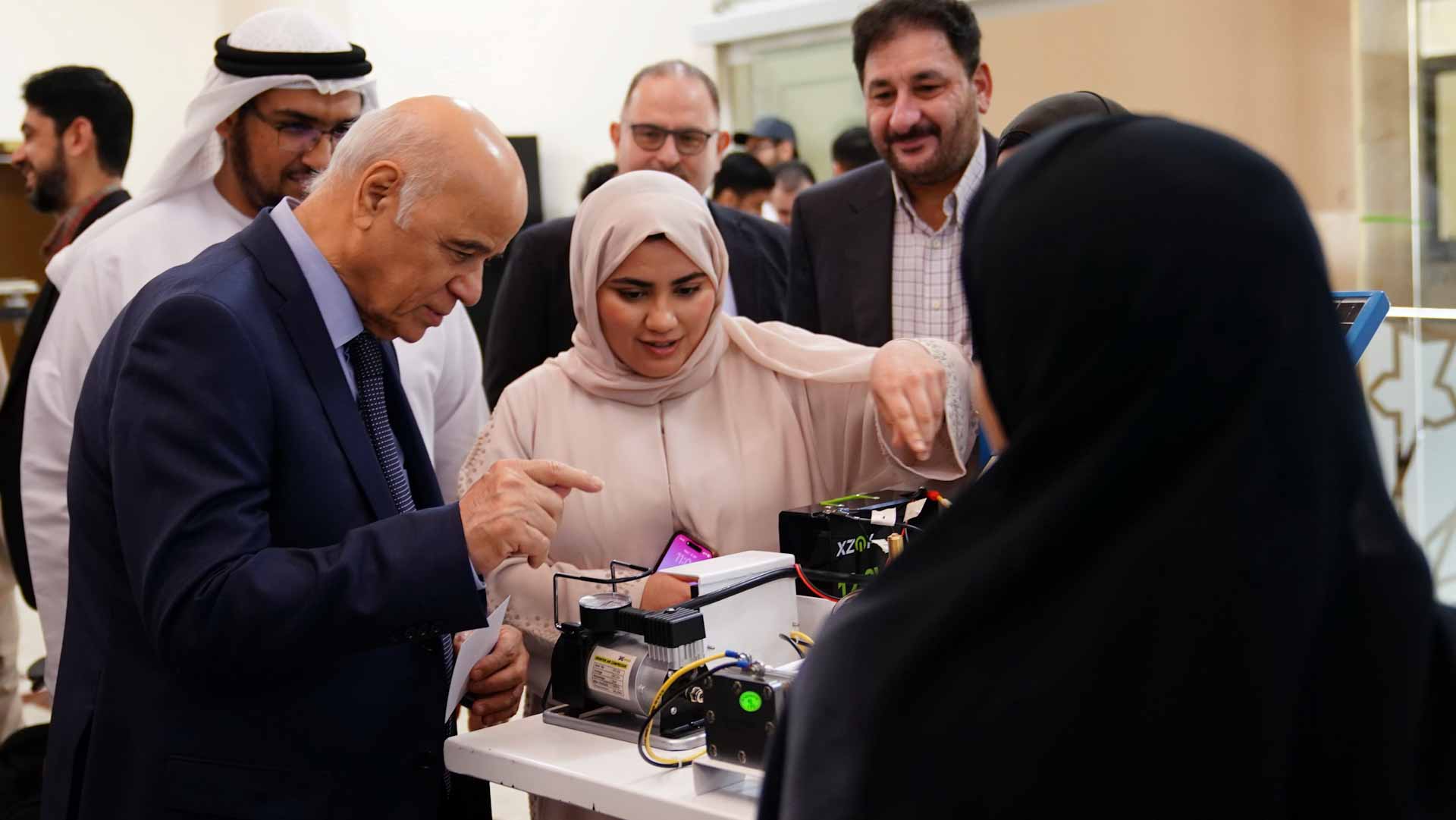 صورة بعنوان: كلية الهندسة بجامعة الشارقة تعرض مشاريع تخرج طلبتها 