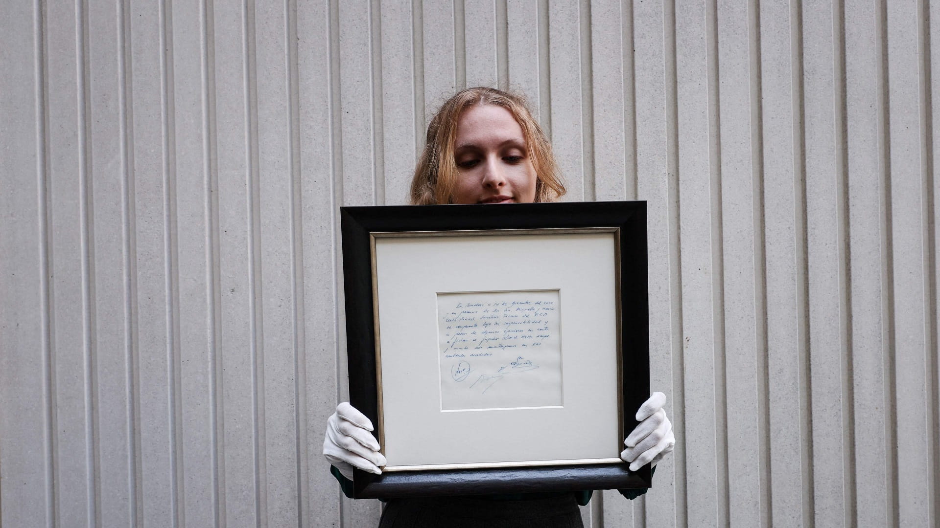 صورة بعنوان: عقد الأرجنتيني ليونيل ميسي الأول مع برشلونة في مزاد علني 