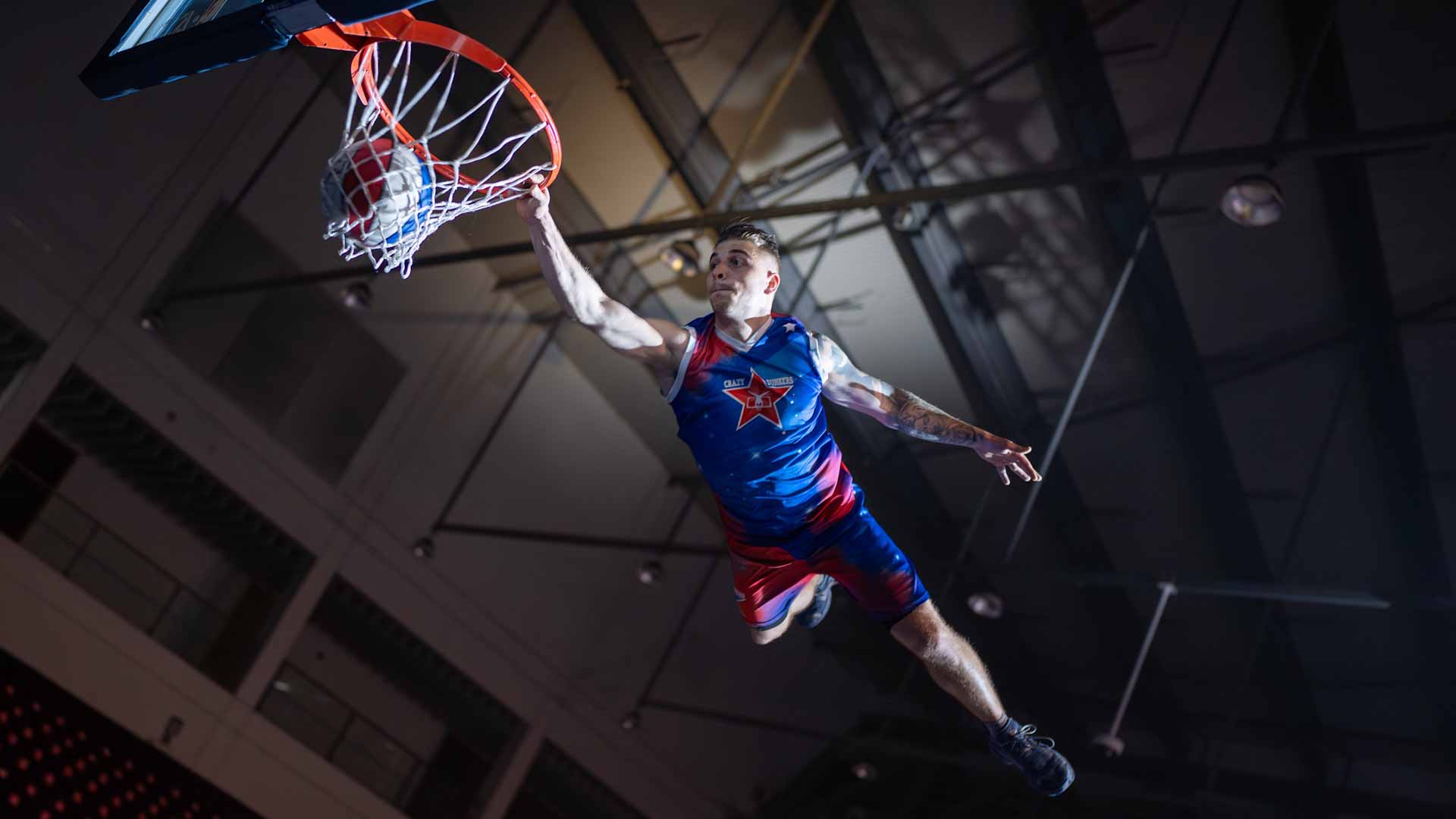 صورة بعنوان: "كريزي دنكرز" يدهشون صغار "الشارقة القرائي" بعروضهم الأكروباتية 