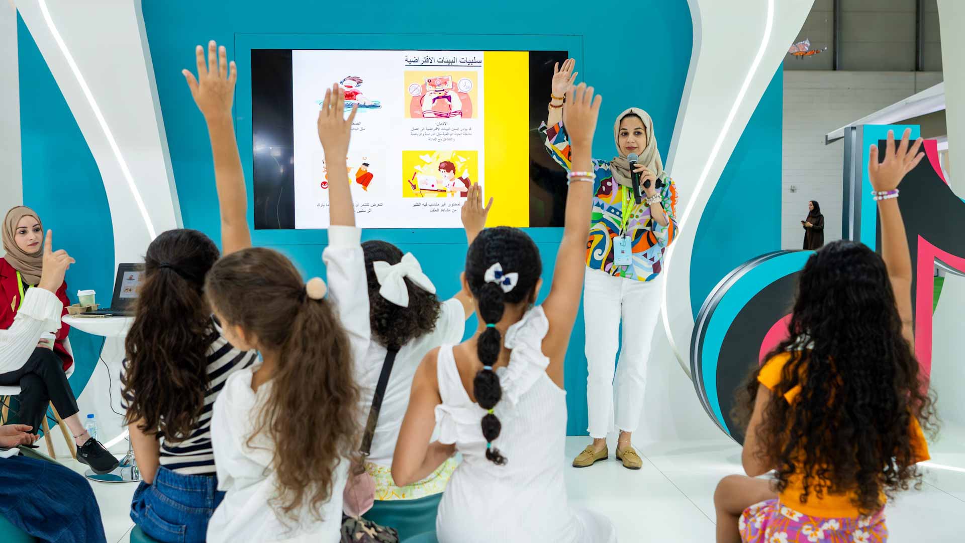 صورة بعنوان: "الشارقة القرائي" يوعي الصغار حول قواعد استخدام الألعاب الرقمية 