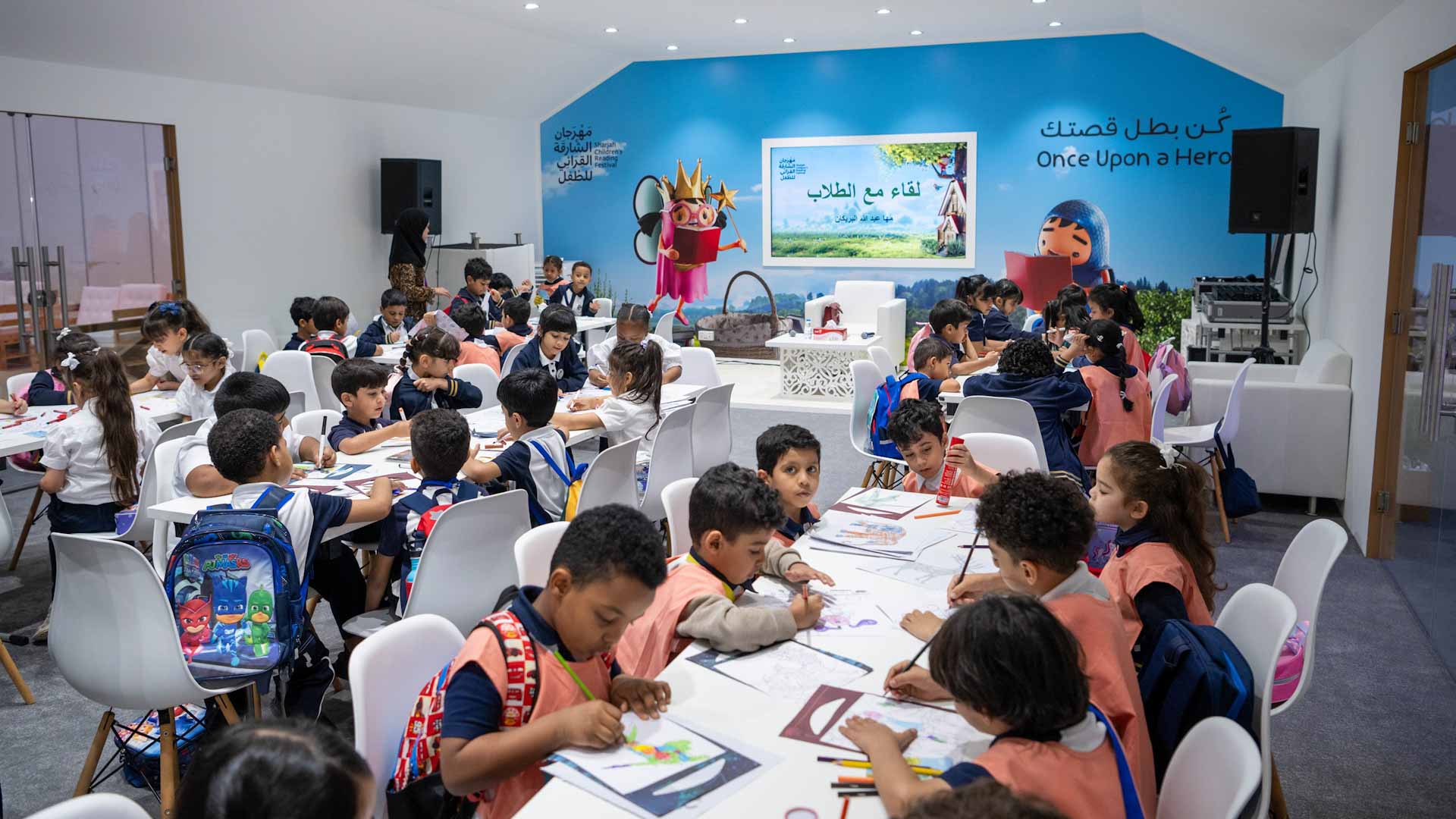 صورة بعنوان: "الشارقة القرائي" يتيح للصغار استكشاف "أساسيات التلوين" 