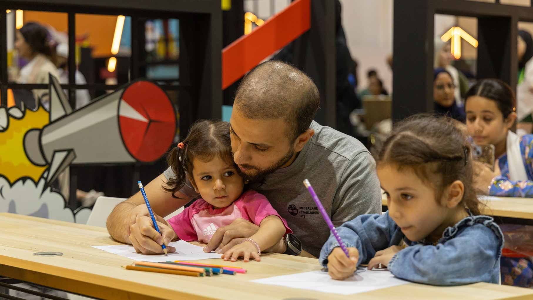 صورة بعنوان: "الشارقة القرائي" يعرف الصغار باستراتيجيات تسويق القصص المصوّرة 