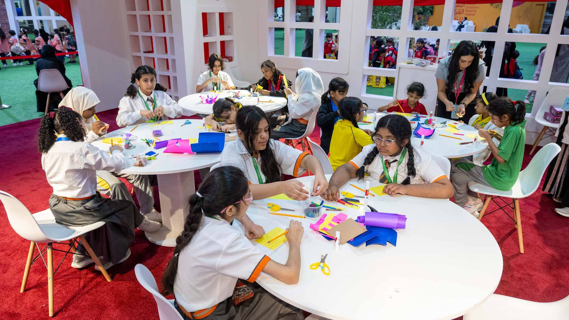 صورة بعنوان: الفن يعلم صغار "الشارقة القرائي" تقنيات وأساليب الاستدامة 