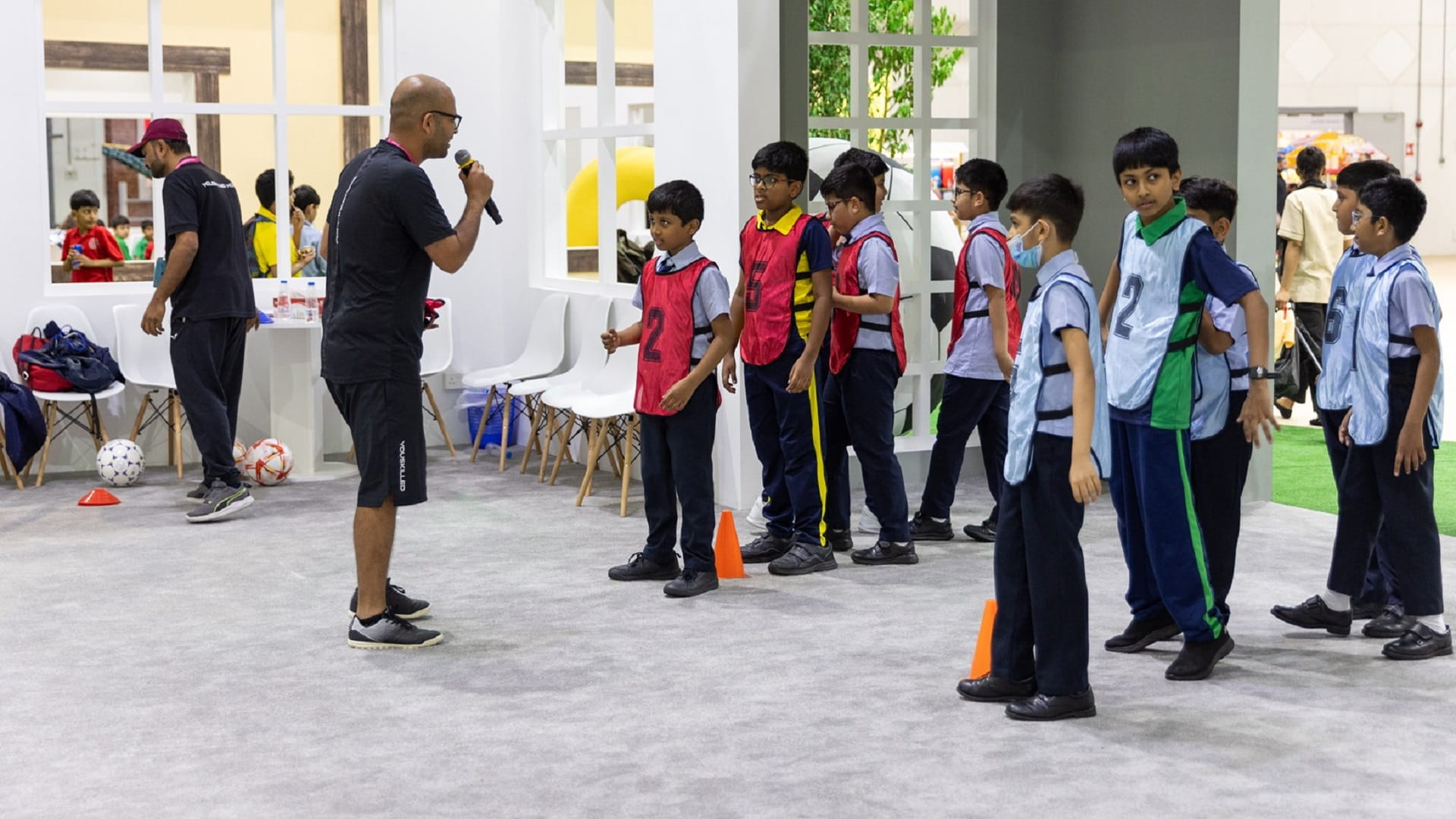 صورة بعنوان: "مهارات كرة القدم" تجذب طلبة المدارس في "الشارقة القرائي للطفل" 