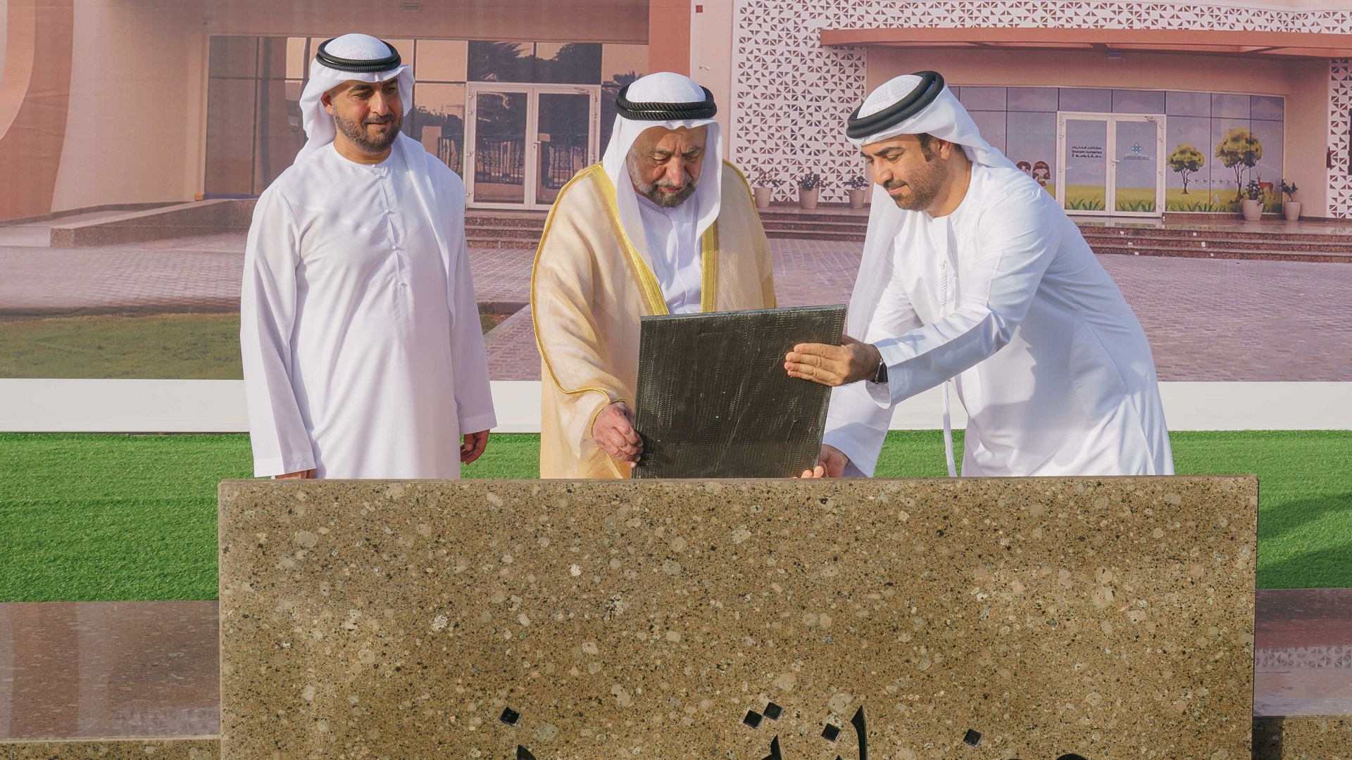 صورة بعنوان: سلطان القاسمي يضع حجر الأساس لمشروعات متكاملة في ضاحية مهذب 