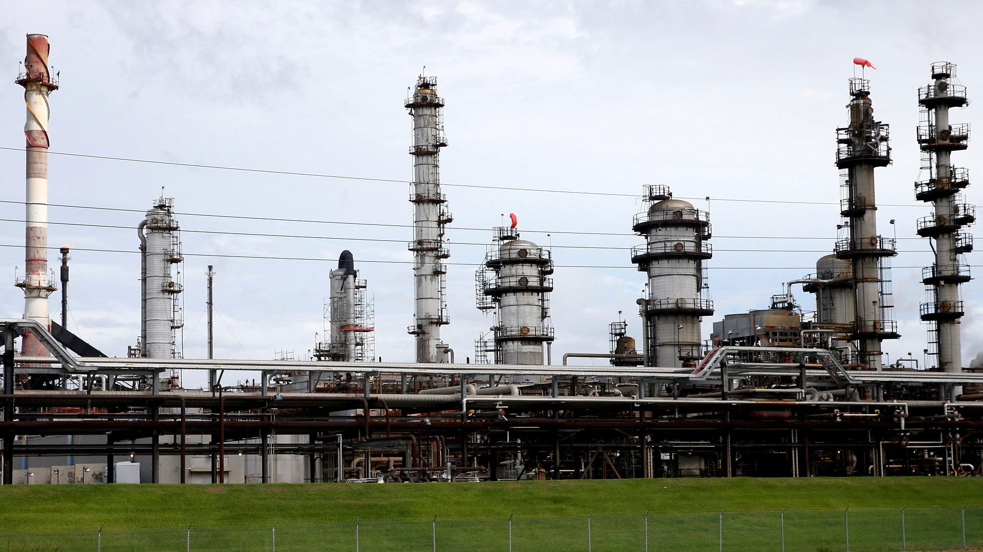 صورة بعنوان: أسعار النفط تتراجع مع زيادة المخزونات الأميركية 