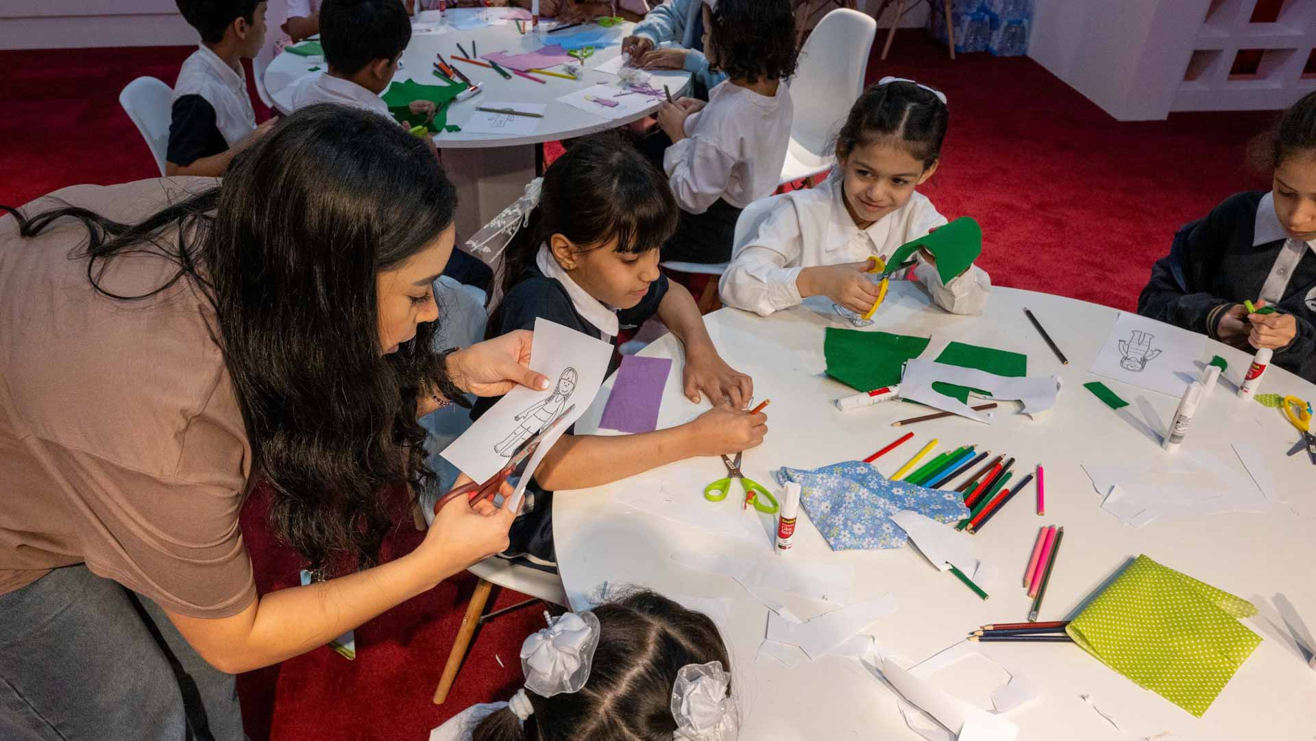 صورة بعنوان: ورشة عمل لصناعة الدمى من القماش تكشف مهارات أطفال "الشارقةالقرائي" 