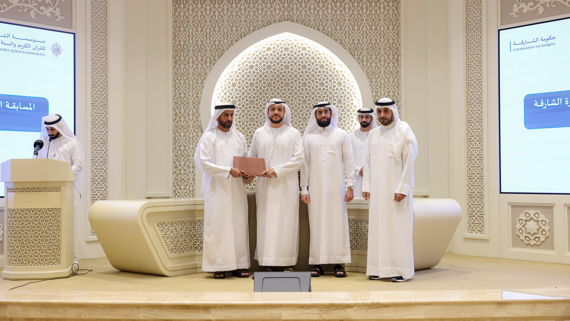 صورة بعنوان: مؤسسة الشارقة للقرآن الكريم والسنة النبوية تكرم الفائزين بمسابقتها 