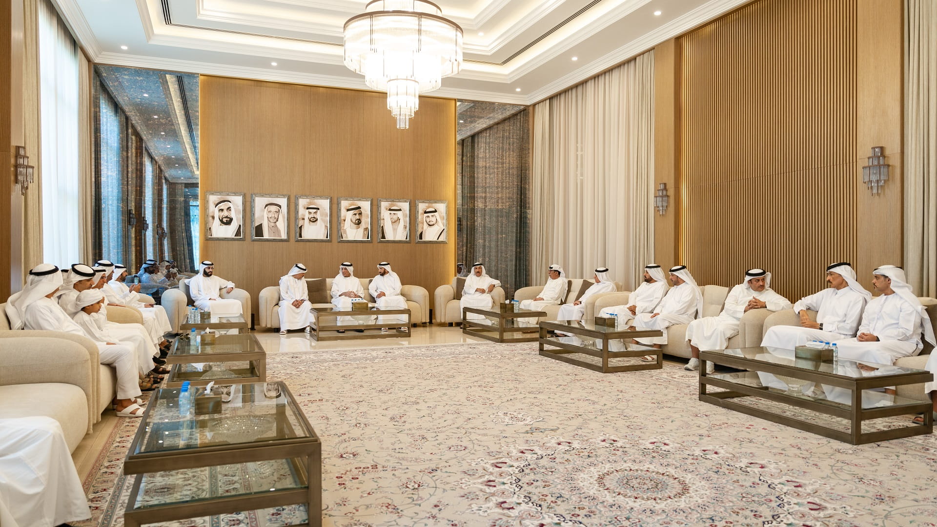 صورة بعنوان: سعود بن صقر يعزي سيف الشعفار بوفاة زوجته 