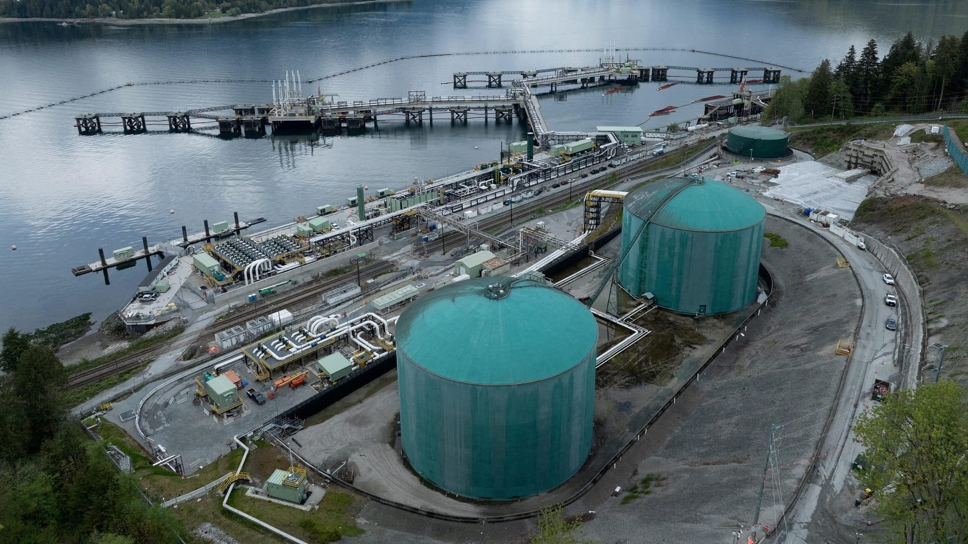 صورة بعنوان: النفط يرتفع مع تقلص مخزونات الخام الأميركية وآمال خفض الفائدة 