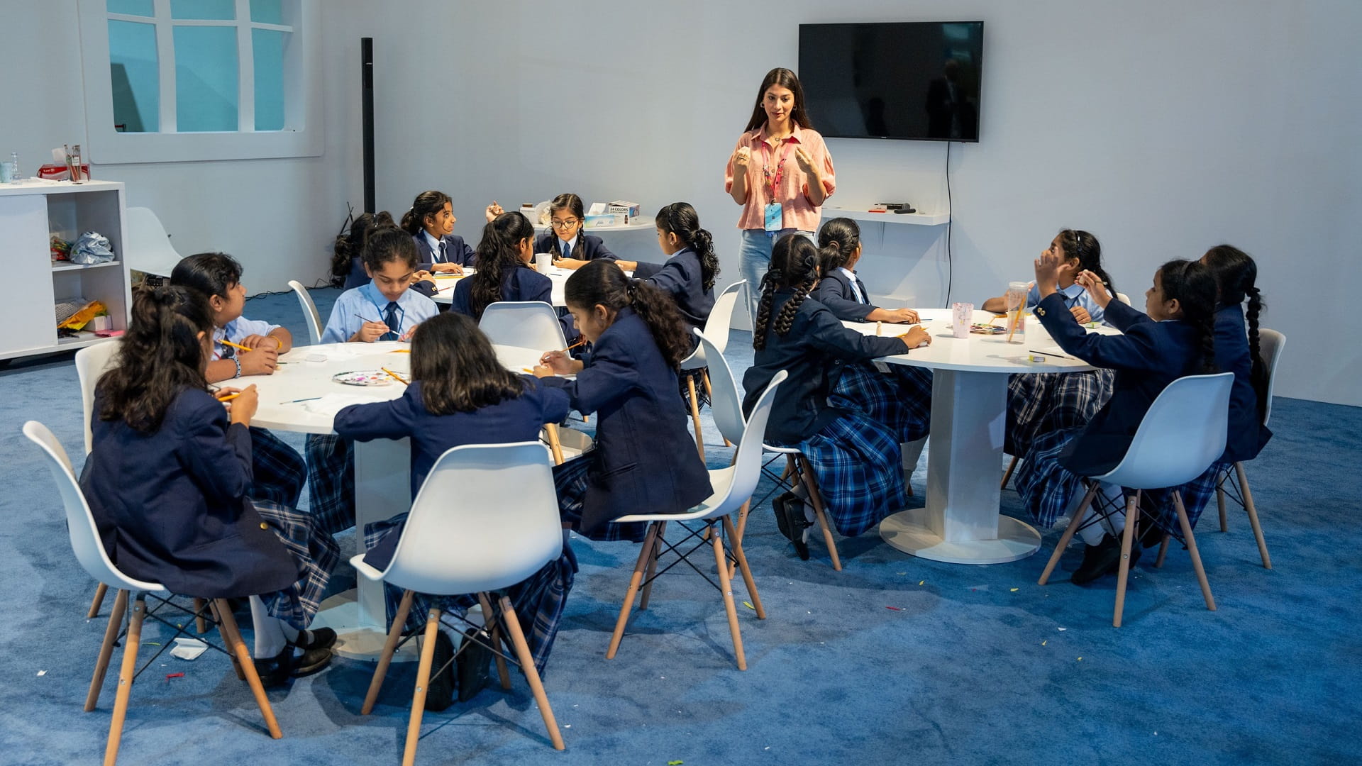 صورة بعنوان: صغار مهرجان الشارقة القرائي يلونون الدمى ويتخيلون عوالم حكاياتهم 