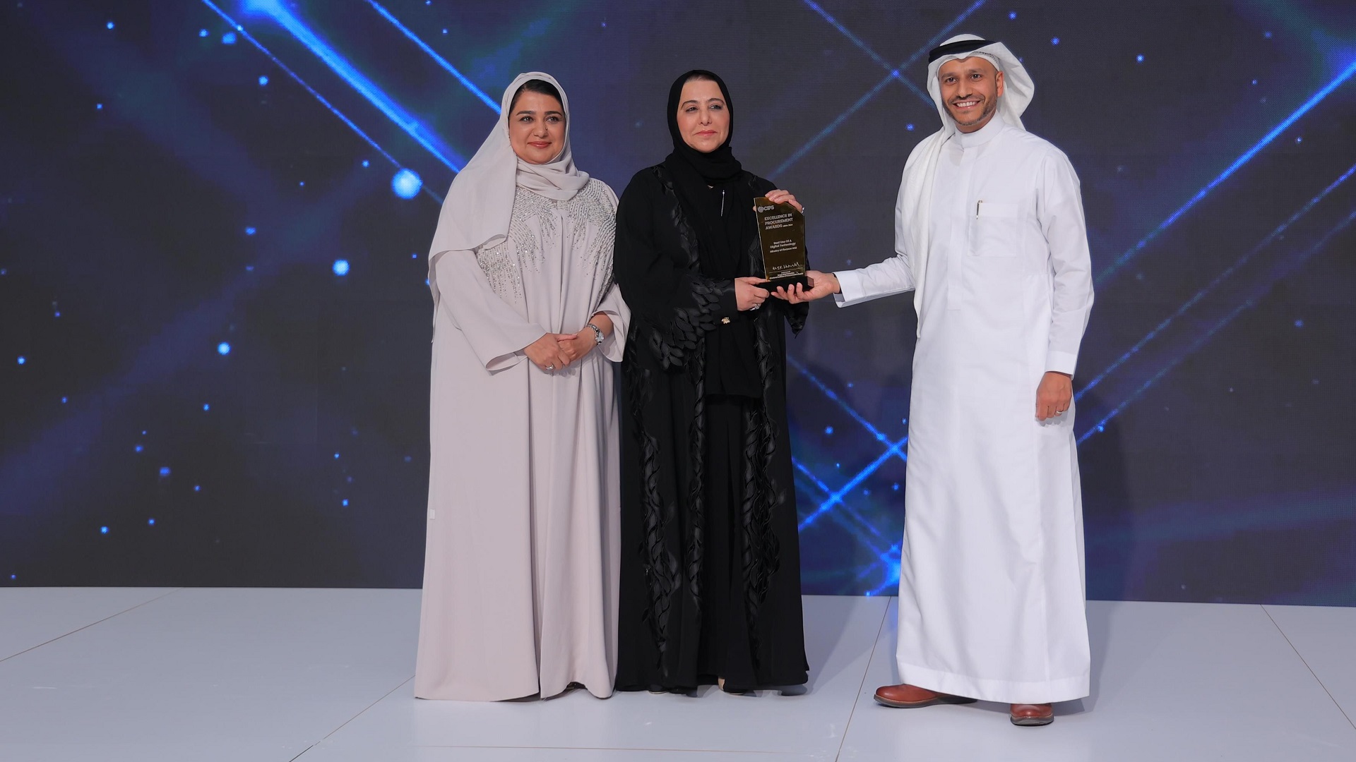 صورة بعنوان: وزارة المالية تفوز بثلاث جوائز تميز في المشتريات والتوريد 