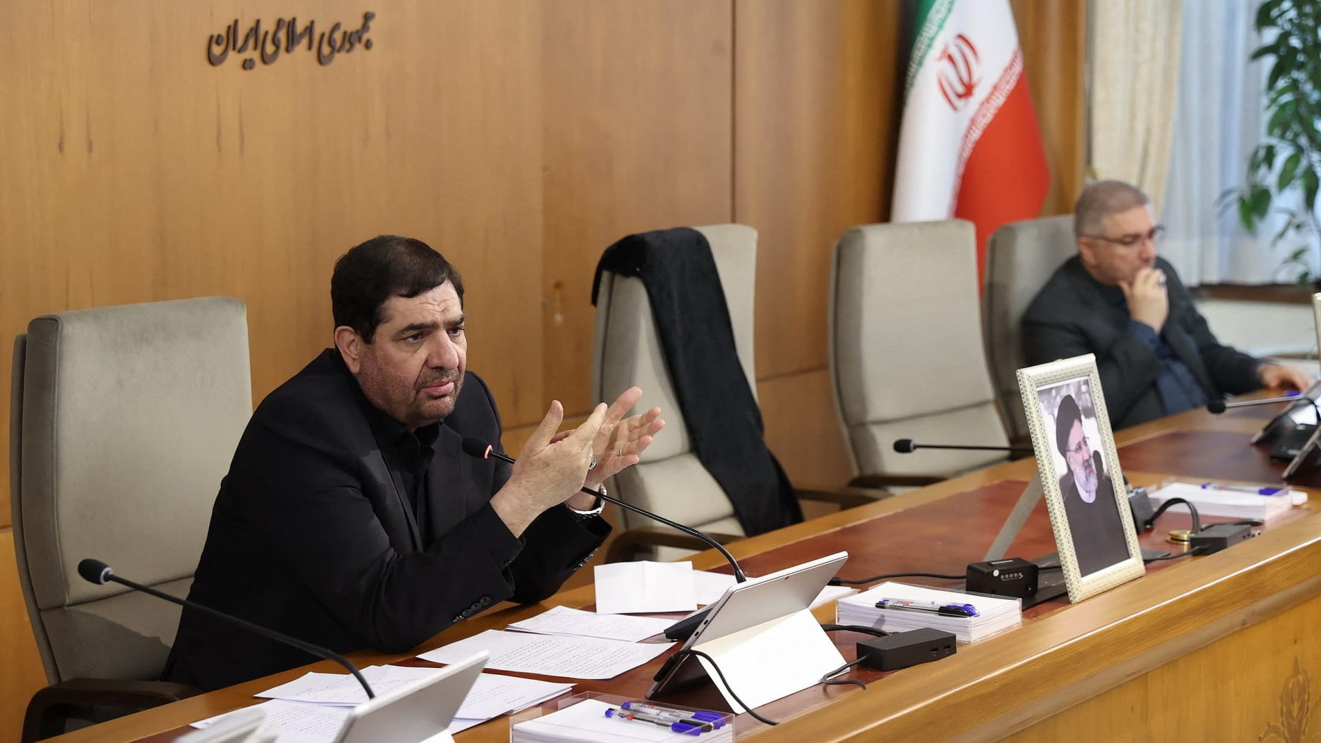 صورة بعنوان: إيران تبدأ إجراءات انتقال السلطة بعد تحطم طائرة الرئيس 