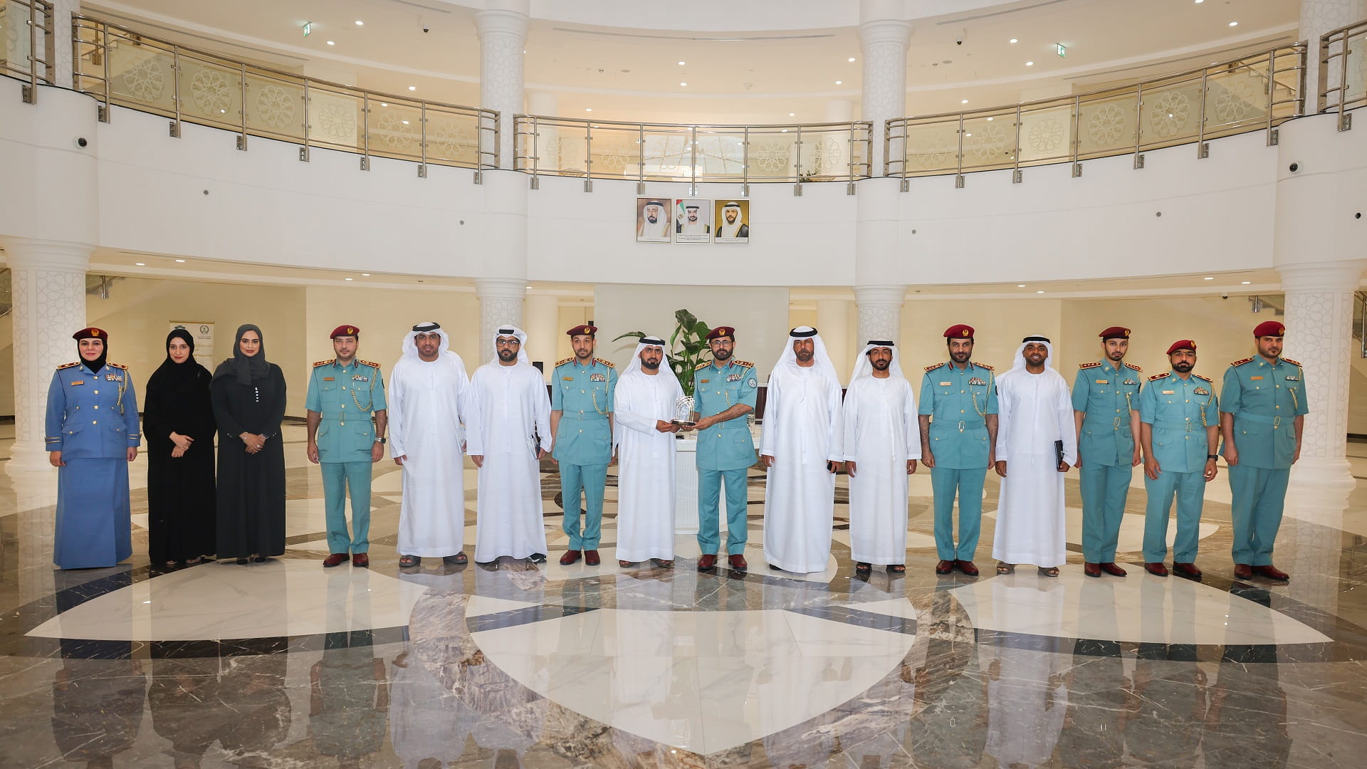 صورة بعنوان: "أسرة استشاري الشارقة" تطلع على مهام الشرطة المجتمعية في نشر الوعي 