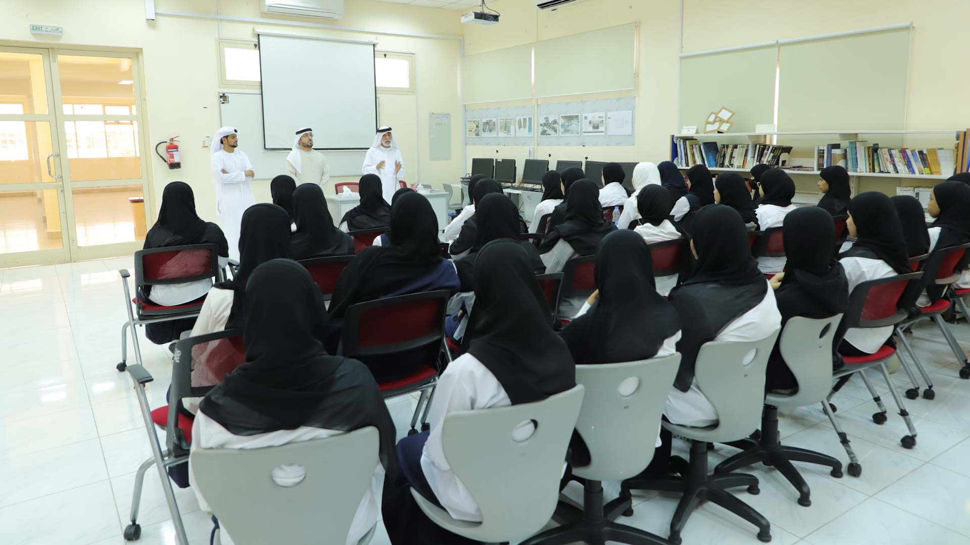 صورة بعنوان: "مجلس أولياء أمور الوسطى" يلتقي طالبات مدرسة البطائح  