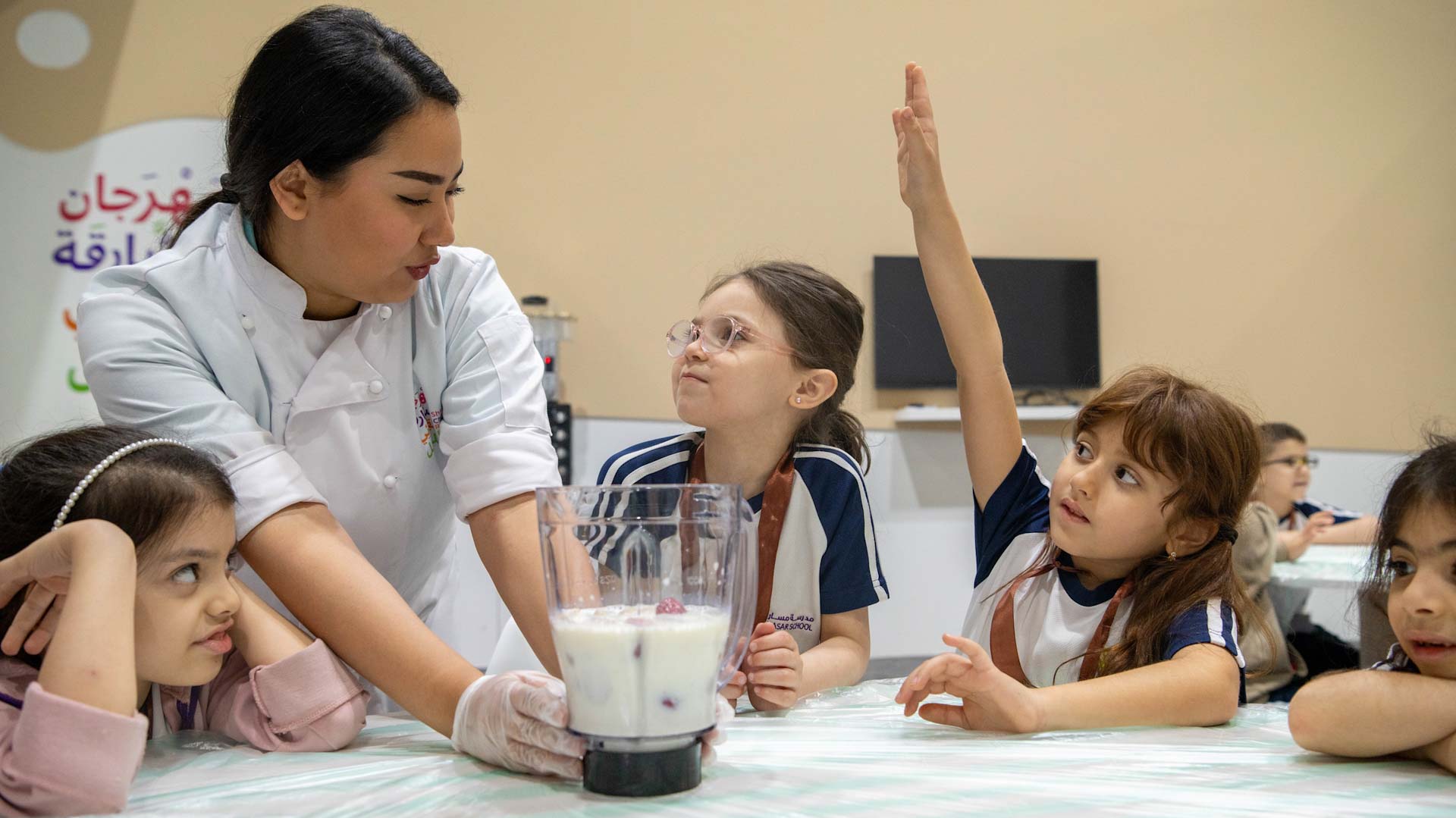 صورة بعنوان: الصغار يحضرون عصائر منعشة في مهرجان الشارقة القرائي للطفل 2024 