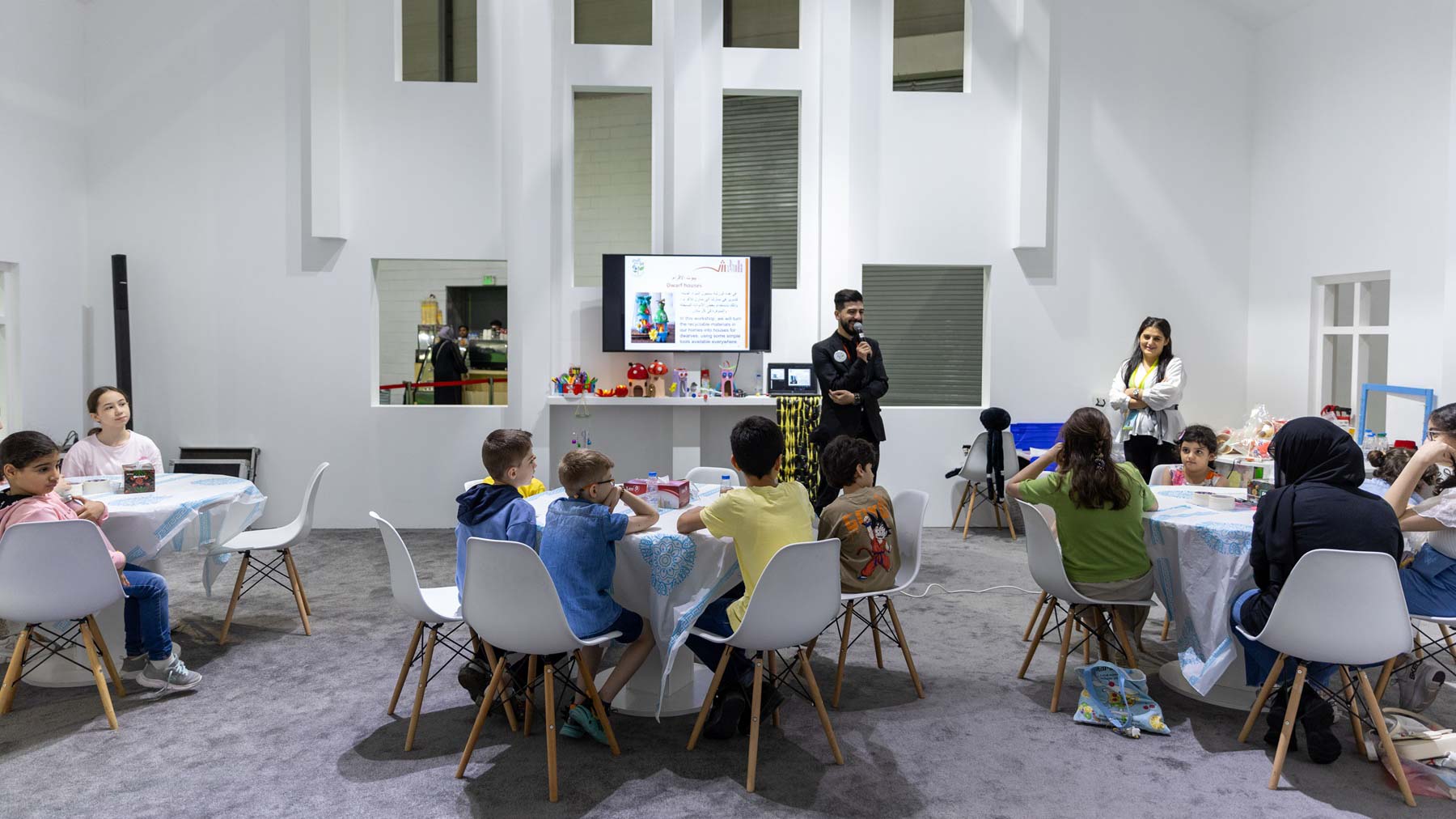 صورة بعنوان: صغار "الشارقة القرائي للطفل" يبدعون في إعادة تدوير الورق  