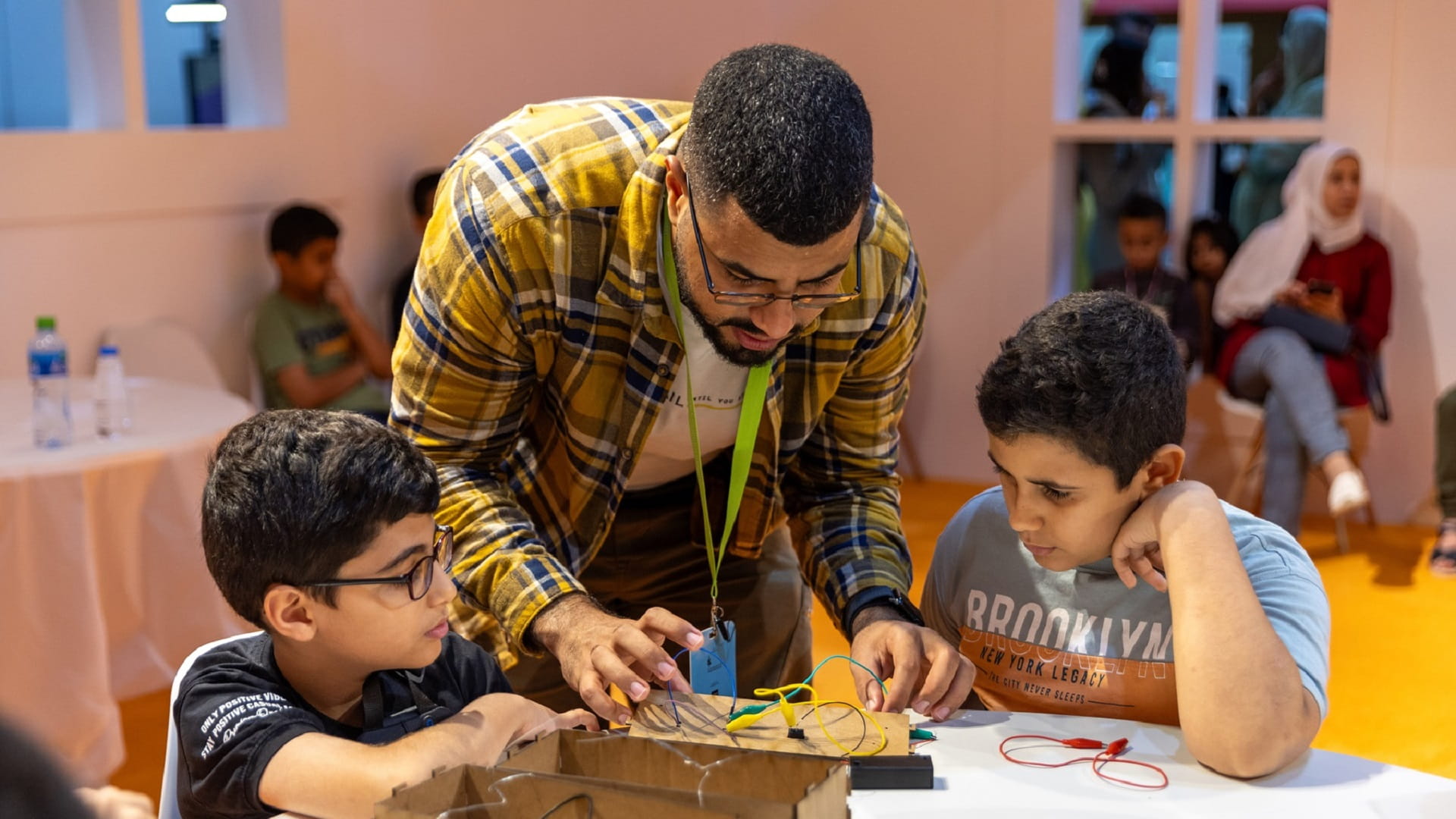 صورة بعنوان: ورشة عمل تصحب الأطفال في تجربة لاكتشاف مهارات التوصيلات الكهربائية 