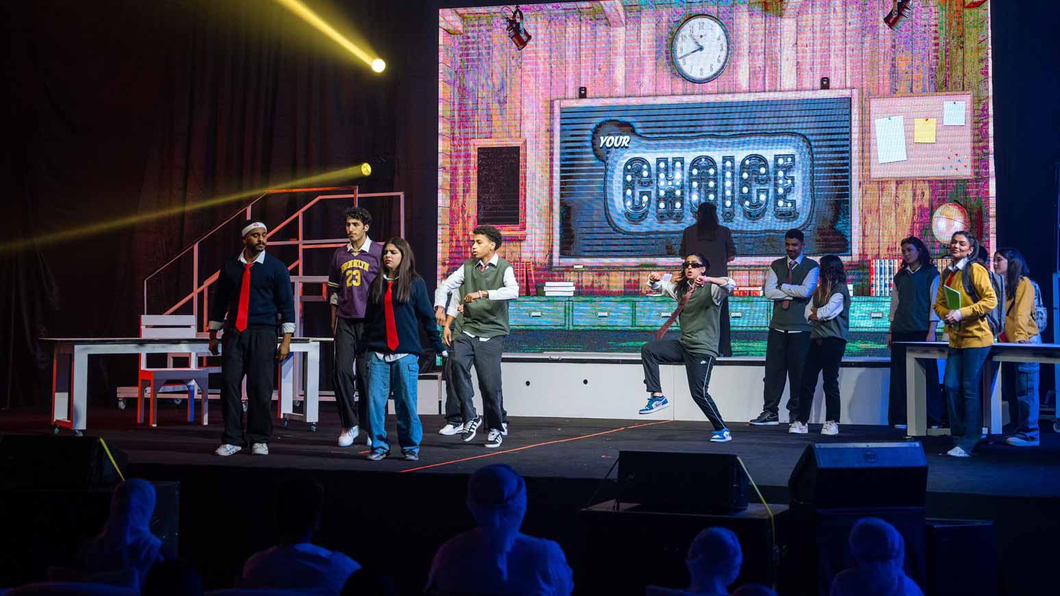 صورة بعنوان: بطلة مسرحية "اختيارك" تهزم التنمر بمساعدة جمهور "القرائي للطفل" 