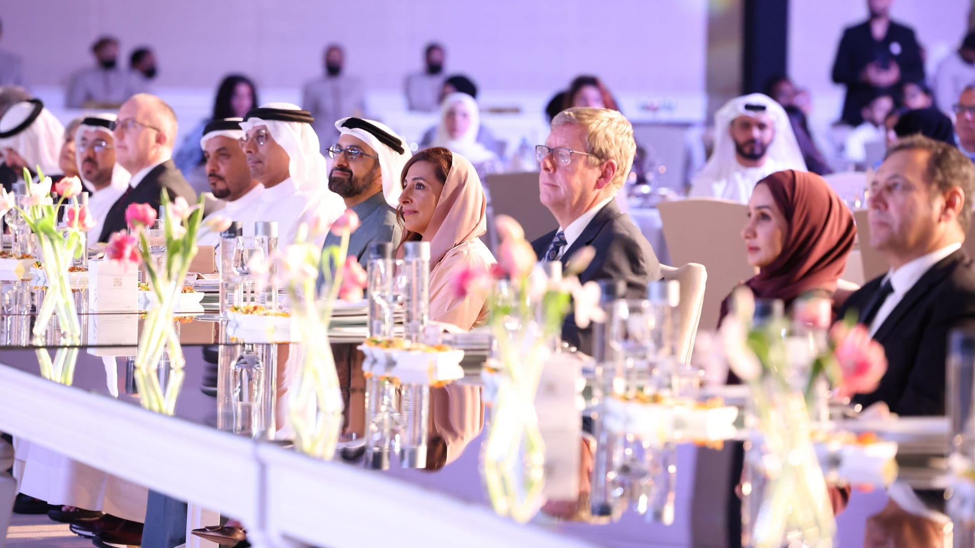 صورة بعنوان: بدور القاسمي تحتفي بطلبة أميركية الشارقة خلال حفل الجوائز السنوية 