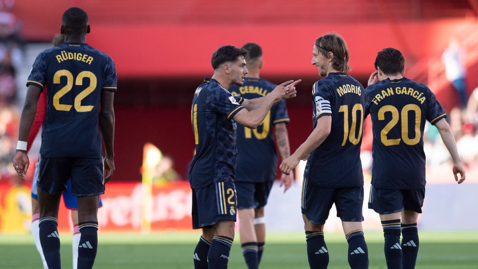 صورة بعنوان: ريال مدريد يحتفل بلقب الدوري الإسباني برباعية في مرمى غرناطة 