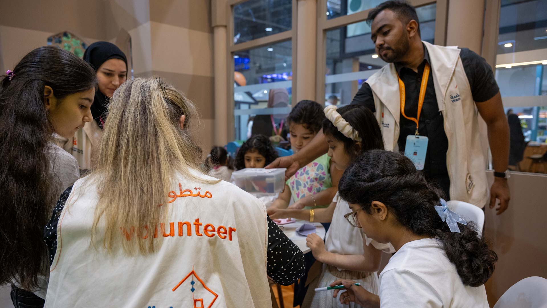 صورة بعنوان: جهود متميزة لأبطال العمل التطوعي في "الشارقة القرائي للطفل 2024" 