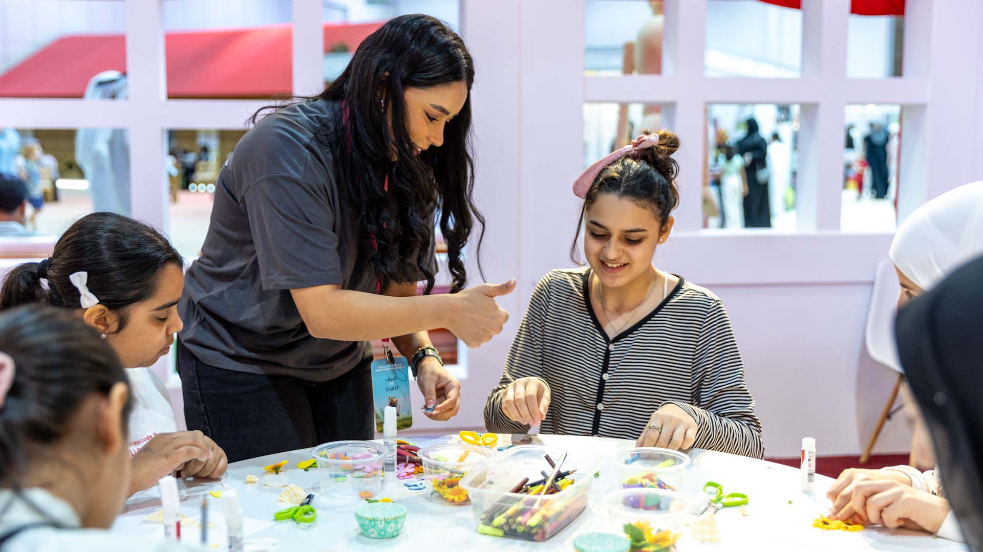 صورة بعنوان: فتياتٌ يافعات يصممن فساتينَ سريالية في "الشارقة القرائي للطفل" 