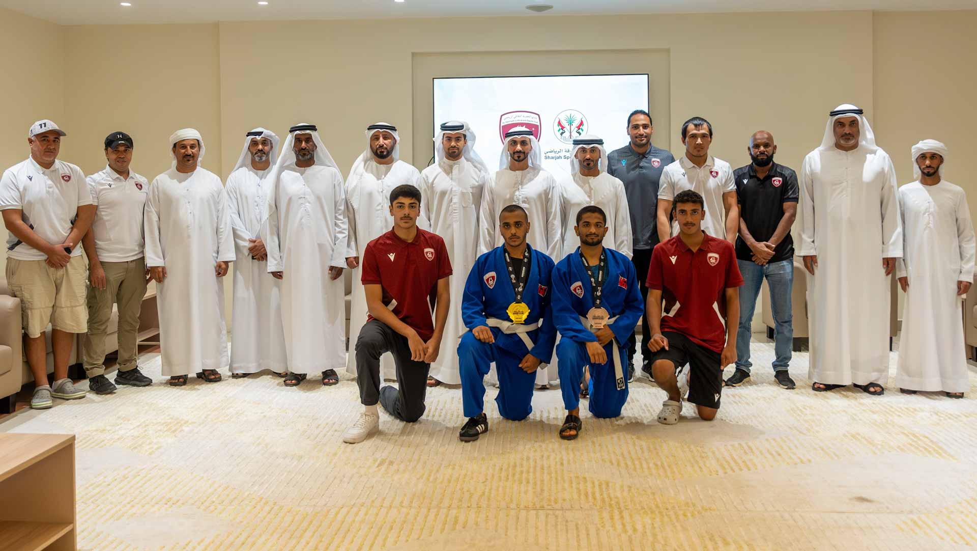 صورة بعنوان: مجلس إدارة نادي الحمرية يكرم أبطال النادي وأولياء أمورهم 