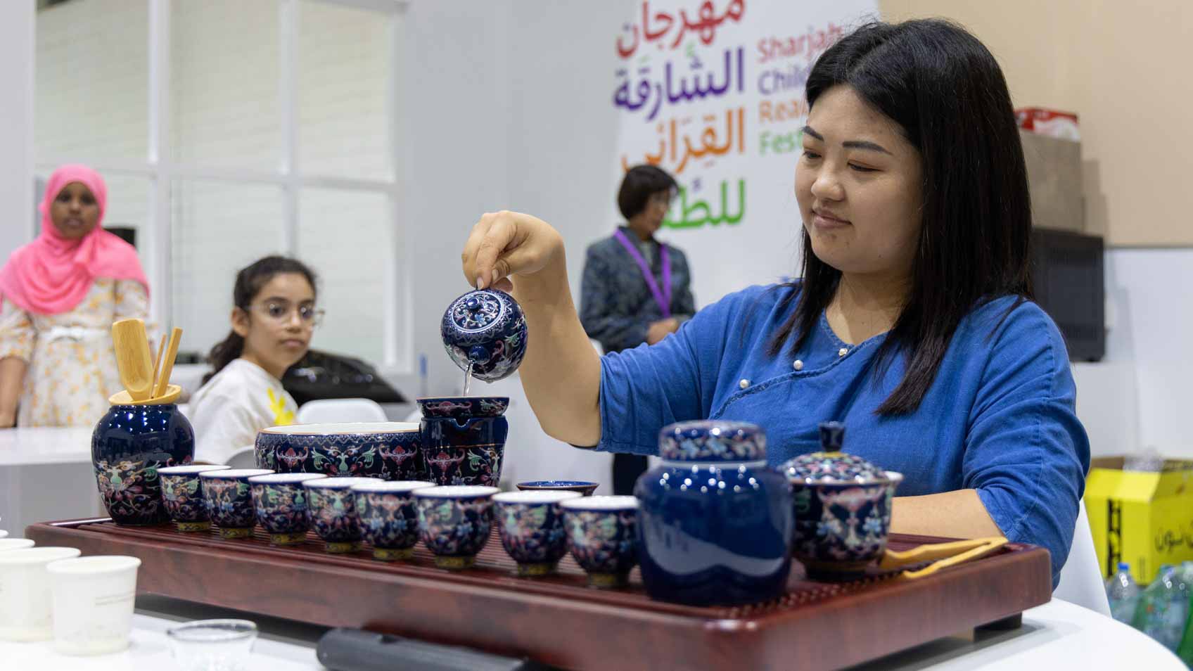صورة بعنوان: زوار "الشارقة القرائي للطفل" يتعرفون على التاريخ الثقافي للشاي 