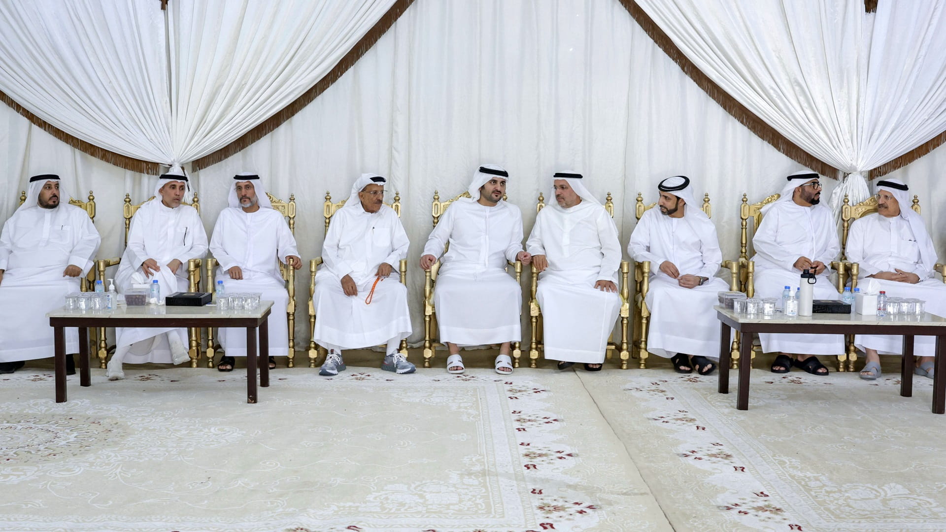 صورة بعنوان: مكتوم بن محمد يقدم واجب العزاء في وفاة خالد عبيد أحمد المطيوعي 