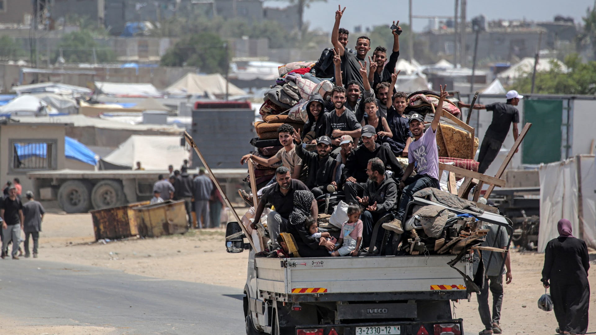 صورة بعنوان: الآلاف من سكان غزة يفرّون مرة أخرى بعد تجدد القتال في شمال القطاع 