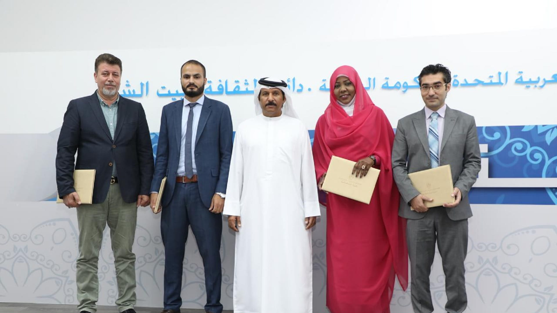 صورة بعنوان: بيت شعر الشارقة يستضيف أمسية مشحونة بأنغام القوافي ولواعج القلوب 