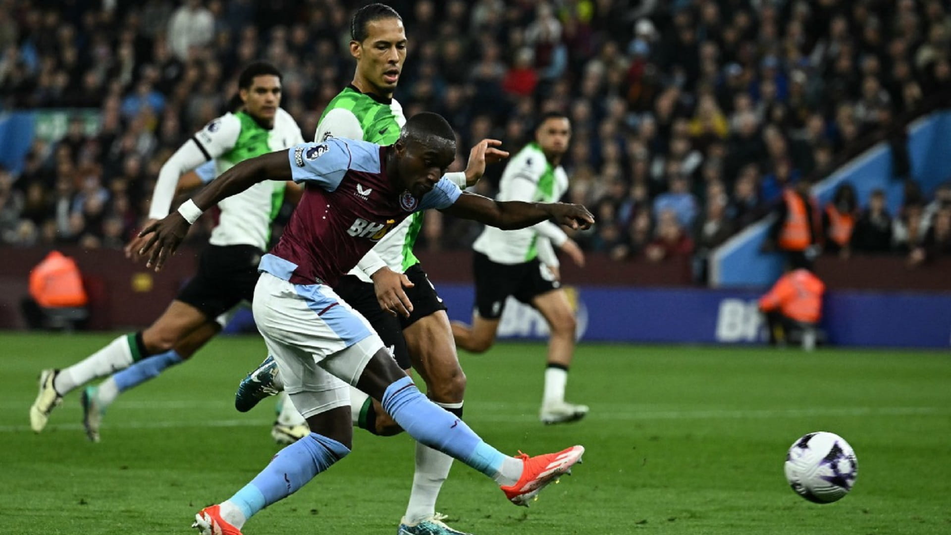 صورة بعنوان: أستون فيلا يخطف نقطة ثمينة من ليفربول في الدوري الإنجليزي 