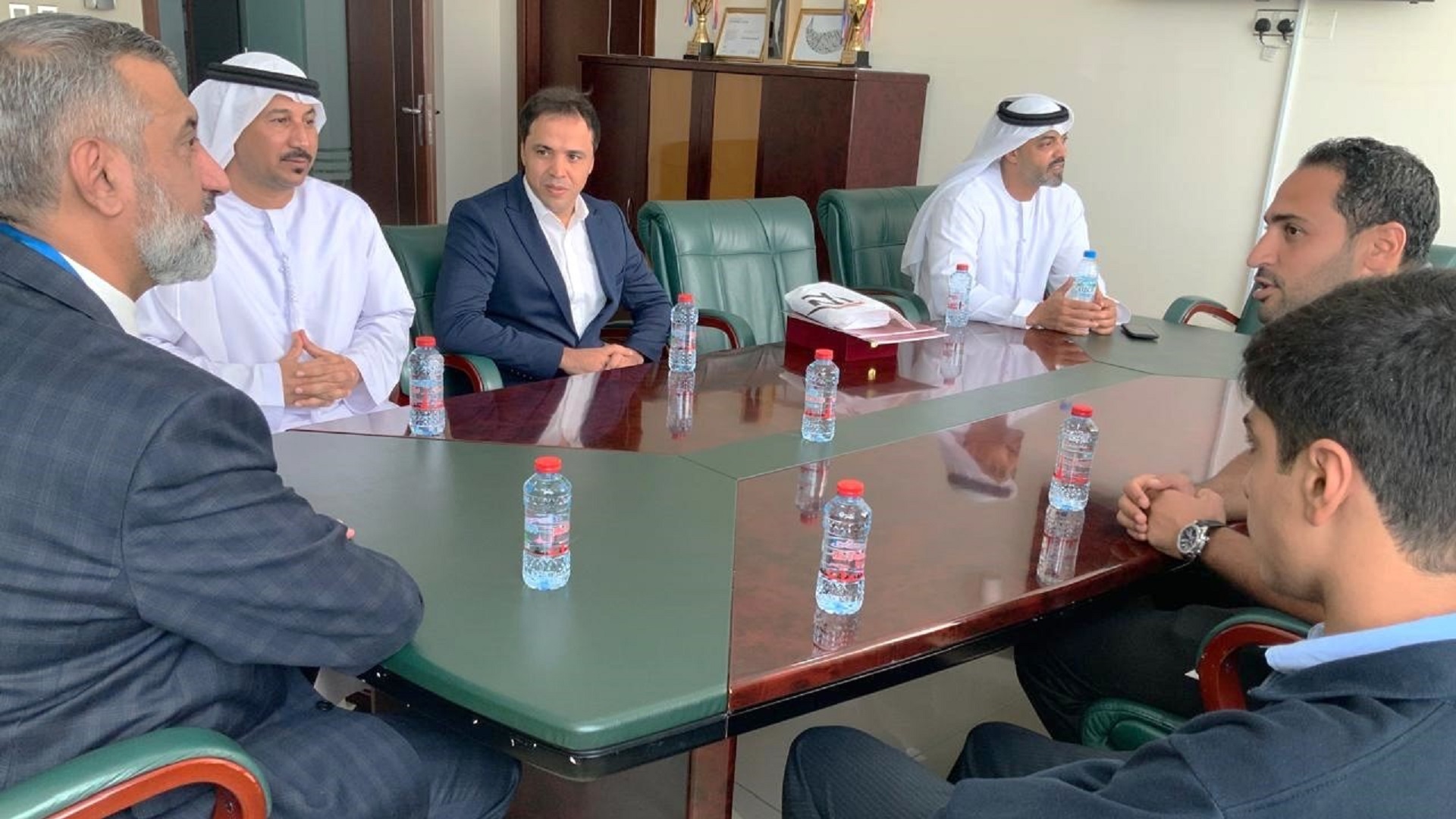 صورة بعنوان: نادي الحمرية يكرّم سباح الفريق ومنتخب الإمارات حمد الشحي   