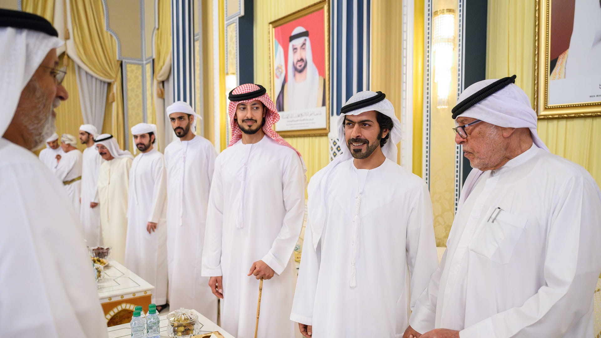 صورة بعنوان: خليفة وزايد بن طحنون بن محمد يُقدمان العزاء بوفاة سعيد العتيبة 