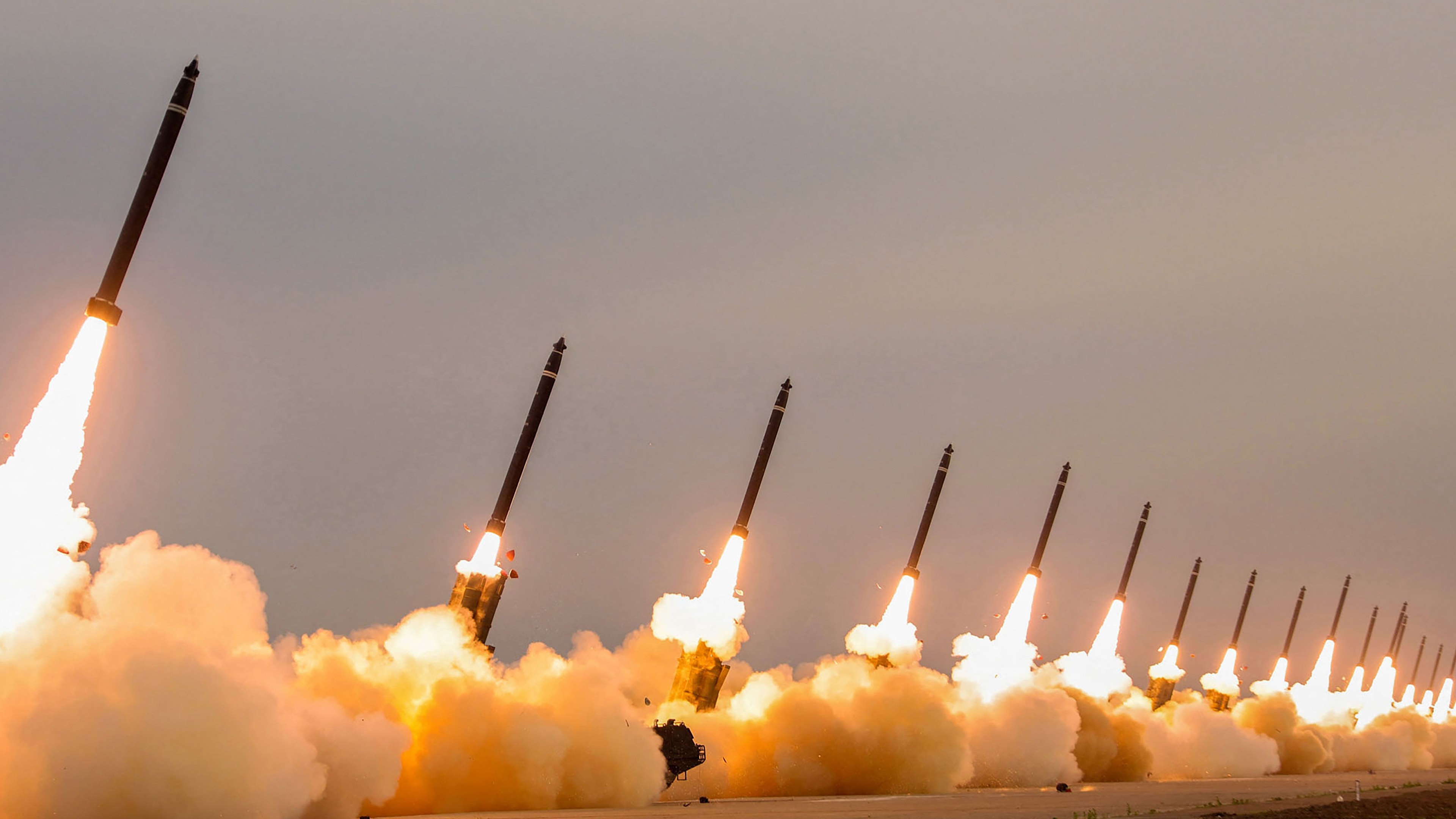 صورة بعنوان: زعيم كوريا الشمالية يشرف على إطلاق 18 قذيفة 