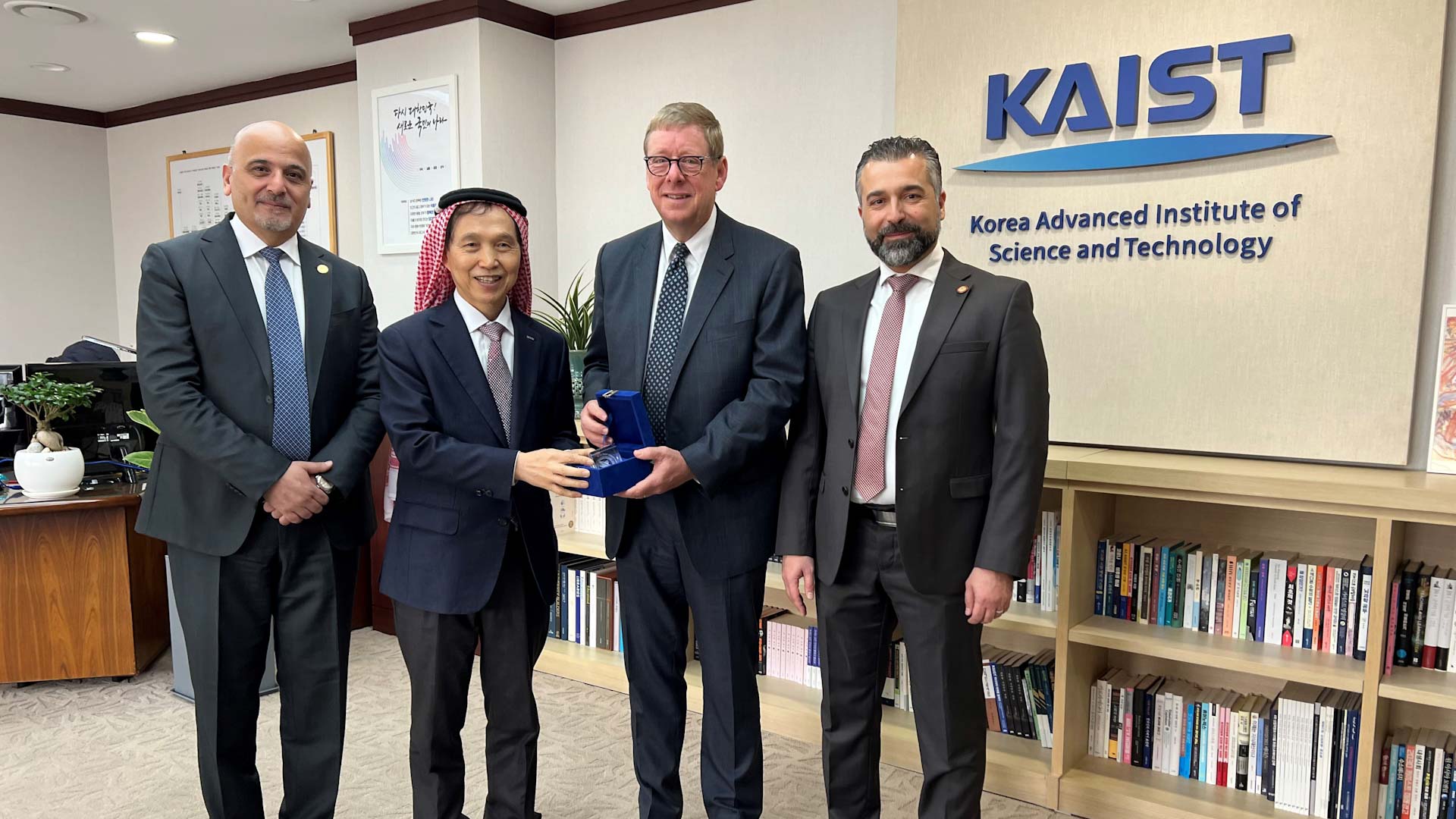 صورة بعنوان: "أميركية الشارقة" توقع مذكرة تفاهم مع المعهد الكوري المتقدم للعلوم 