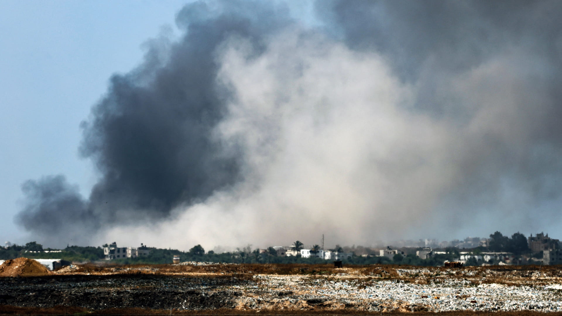 صورة بعنوان: قصف واشتباكات في مناطق عدة بقطاع غزة ونزوح جماعي من رفح 