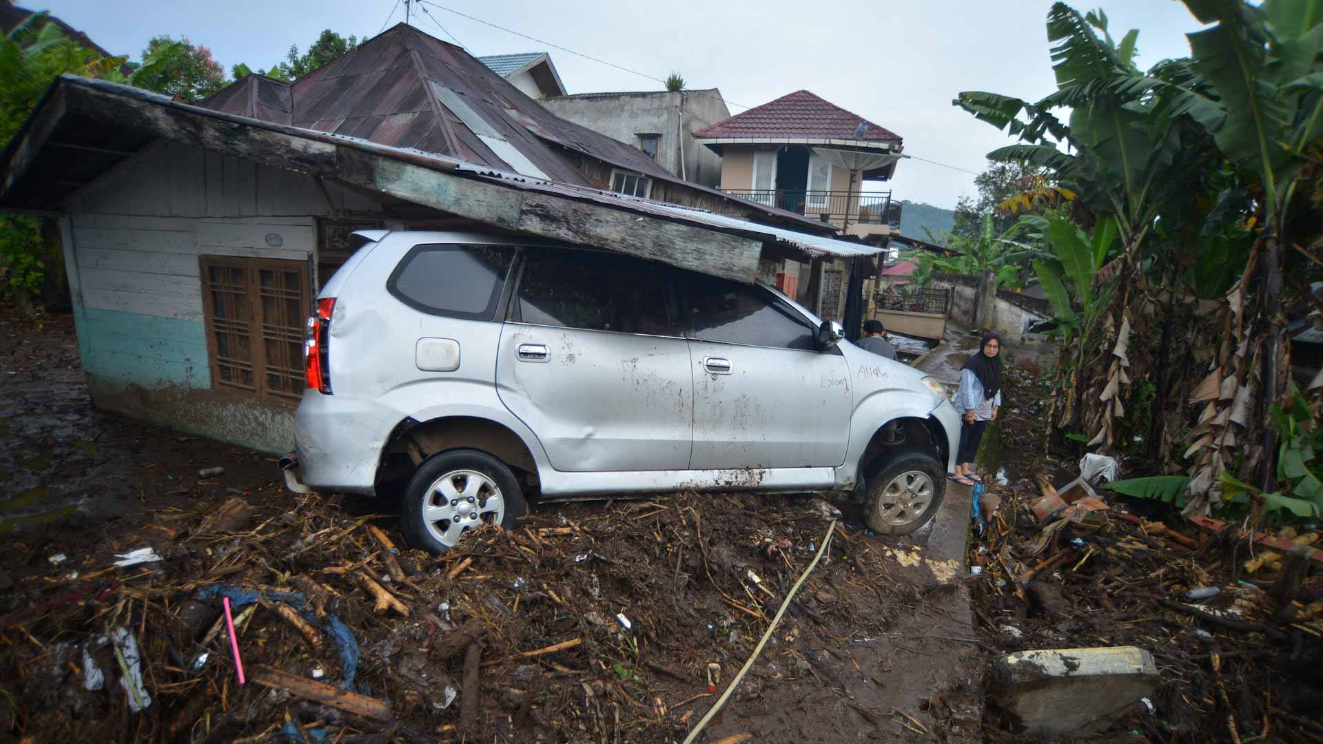 صورة بعنوان: حصيلة ضحايا فيضانات إندونيسيا ترتفع إلى 67 قتيلاً 
