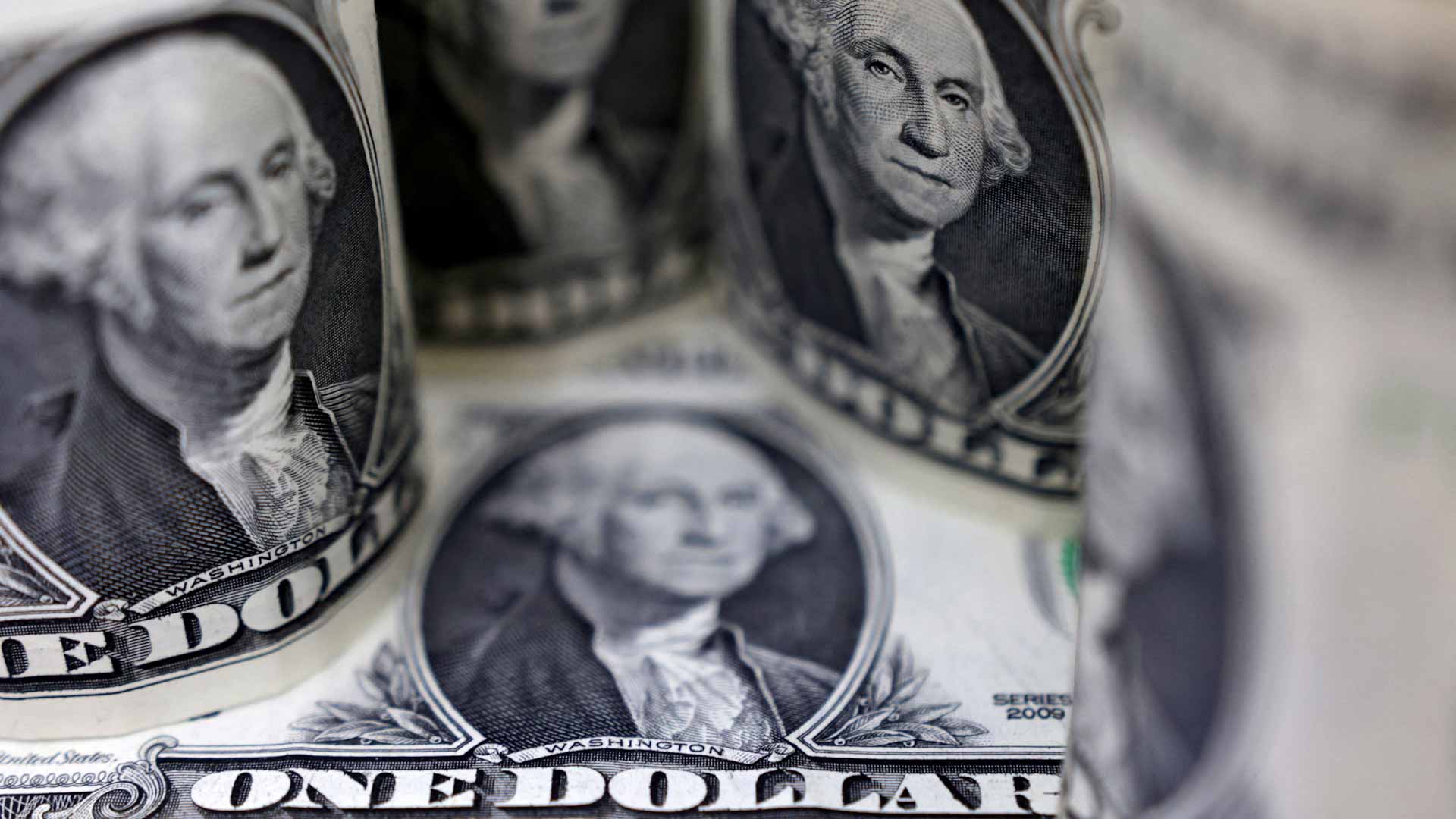 صورة بعنوان: الدولار الأميركي يتراجع لأدنى مستوى في عدة أشهر  