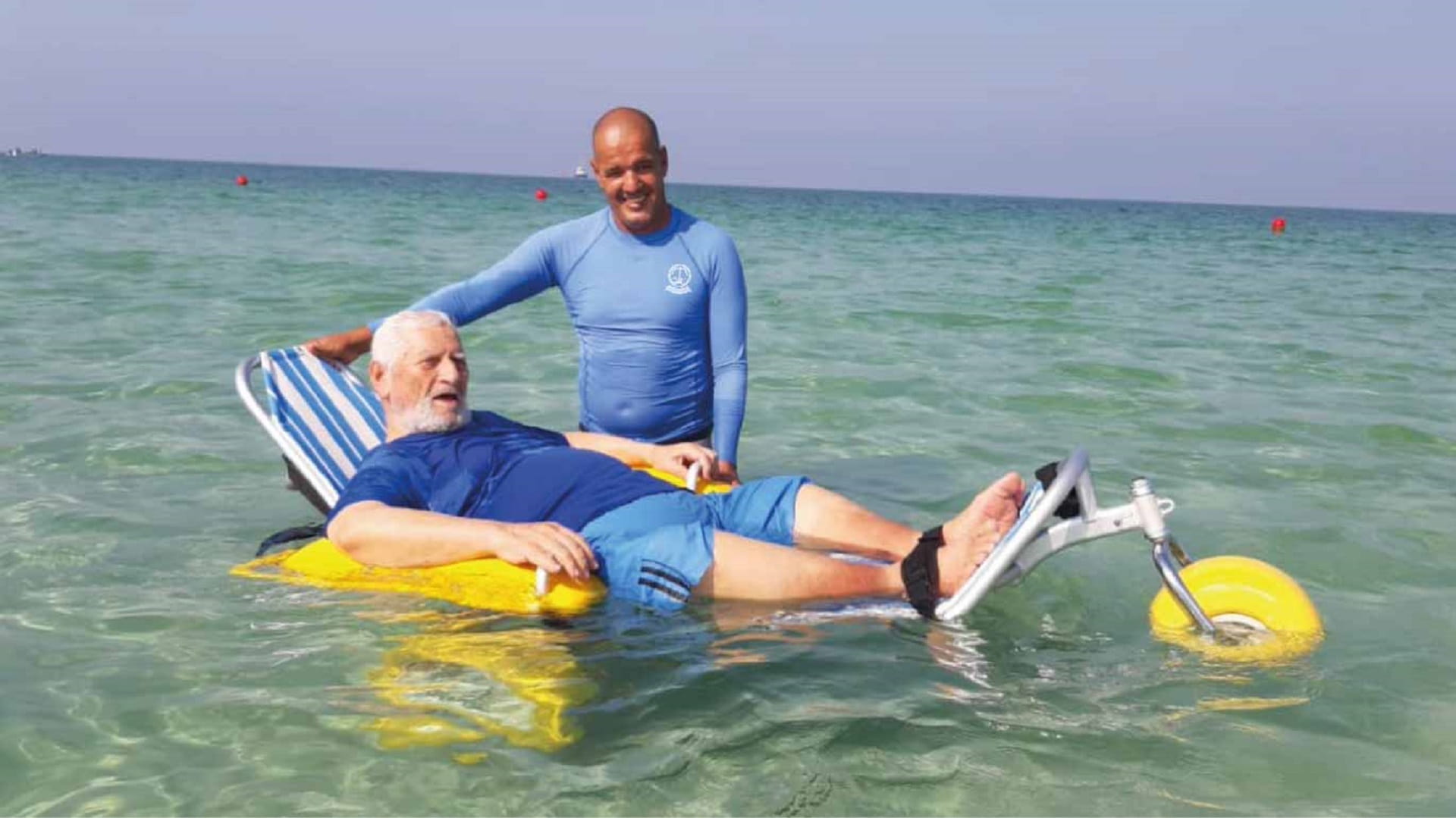 صورة بعنوان: بلدية الحمرية توفر خدمة "الكرسي العائم" لمرتادي الشاطئ 