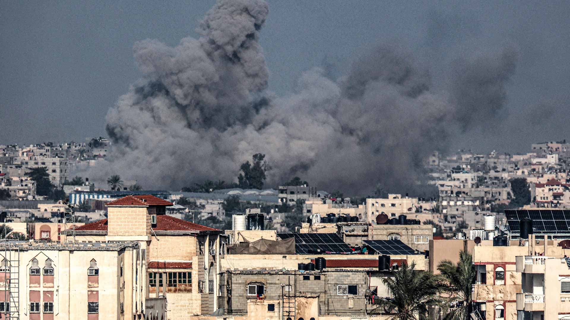 صورة بعنوان: مقتل فلسطيني وإصابة 8 في غارة إسرائيلية على جنين 